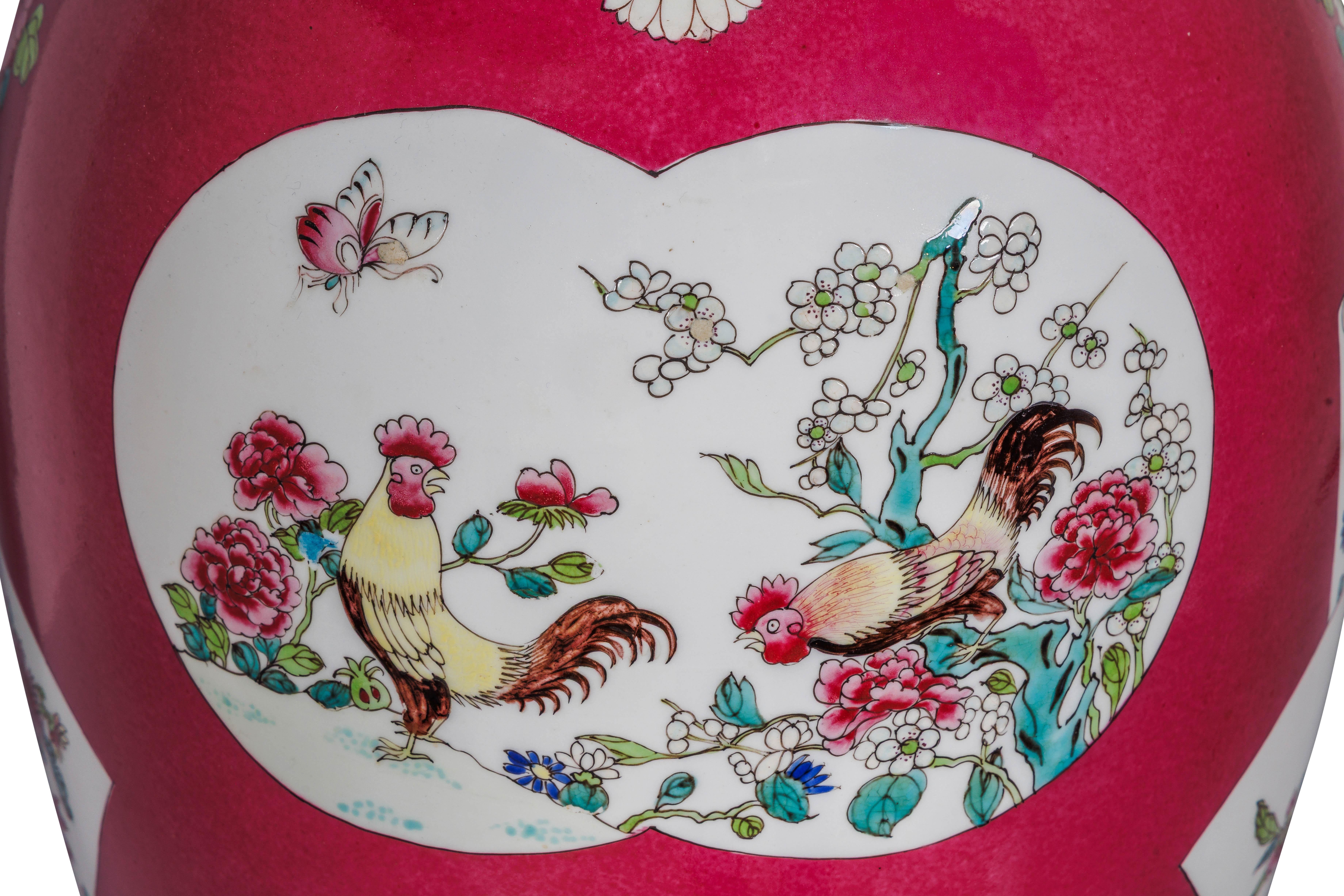 Magnifique paire de vases en porcelaine chinoise rose montés en bronze doré en vente 5