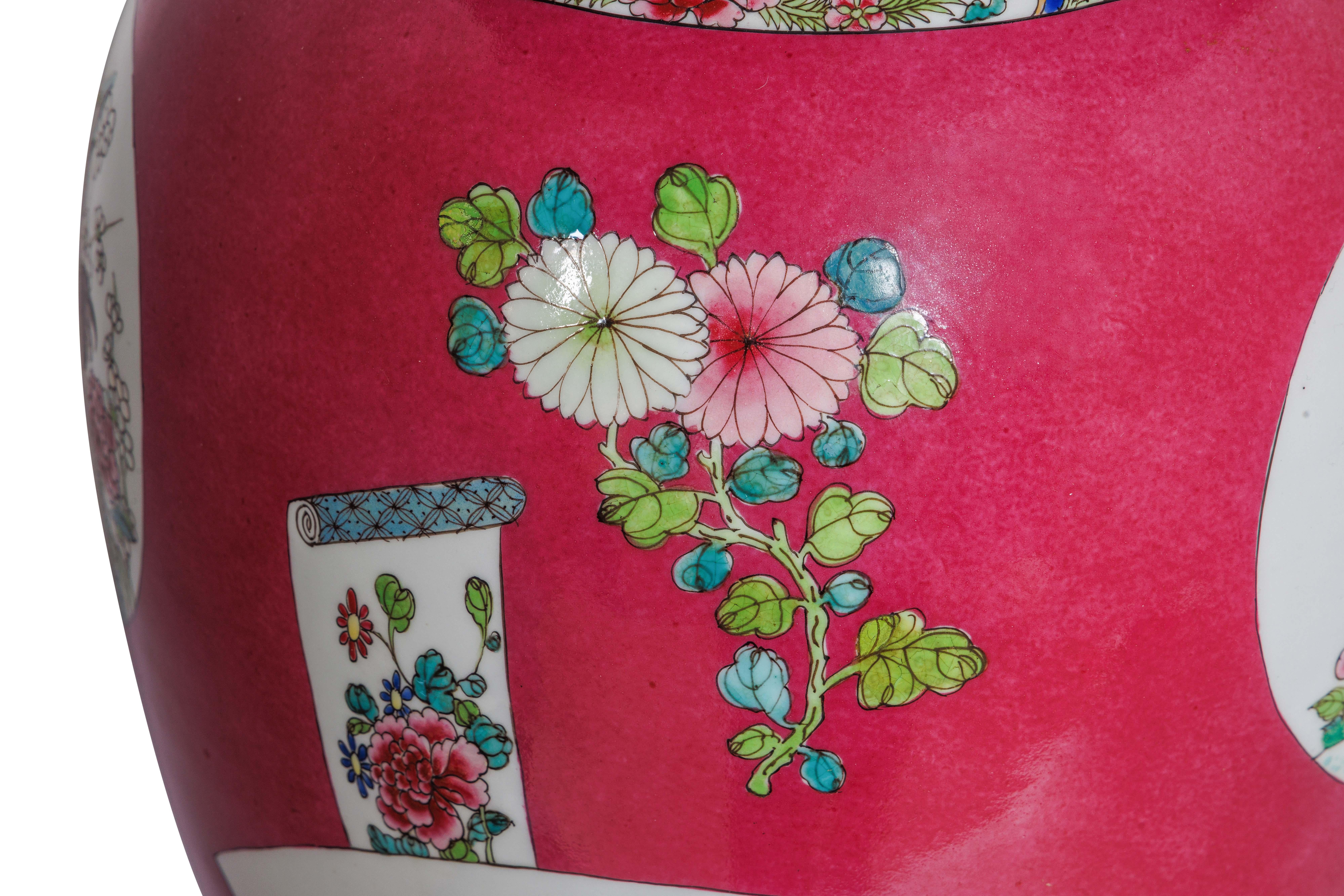 Magnifique paire de vases en porcelaine chinoise rose montés en bronze doré en vente 6
