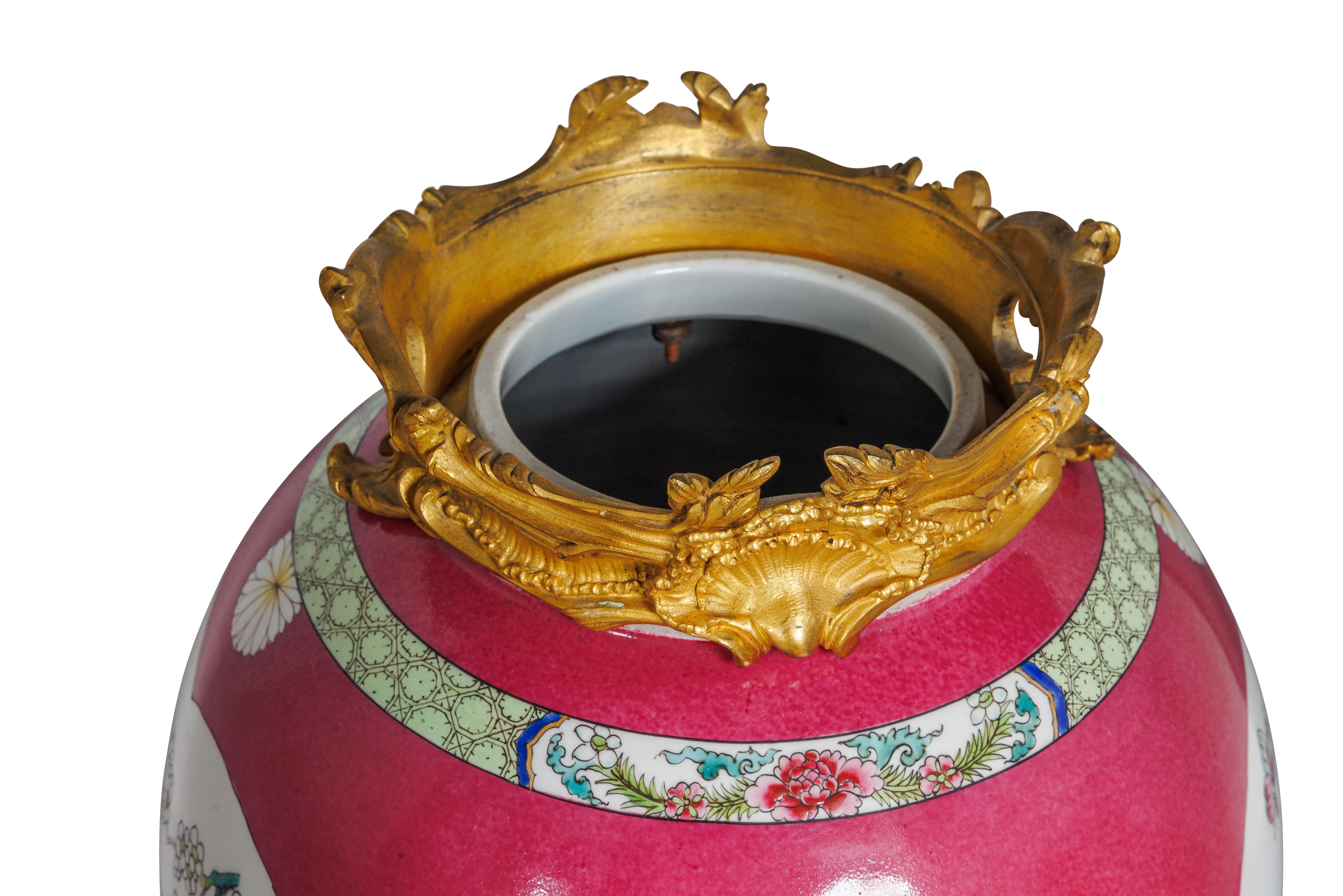 Magnifique paire de vases en porcelaine chinoise rose montés en bronze doré en vente 7
