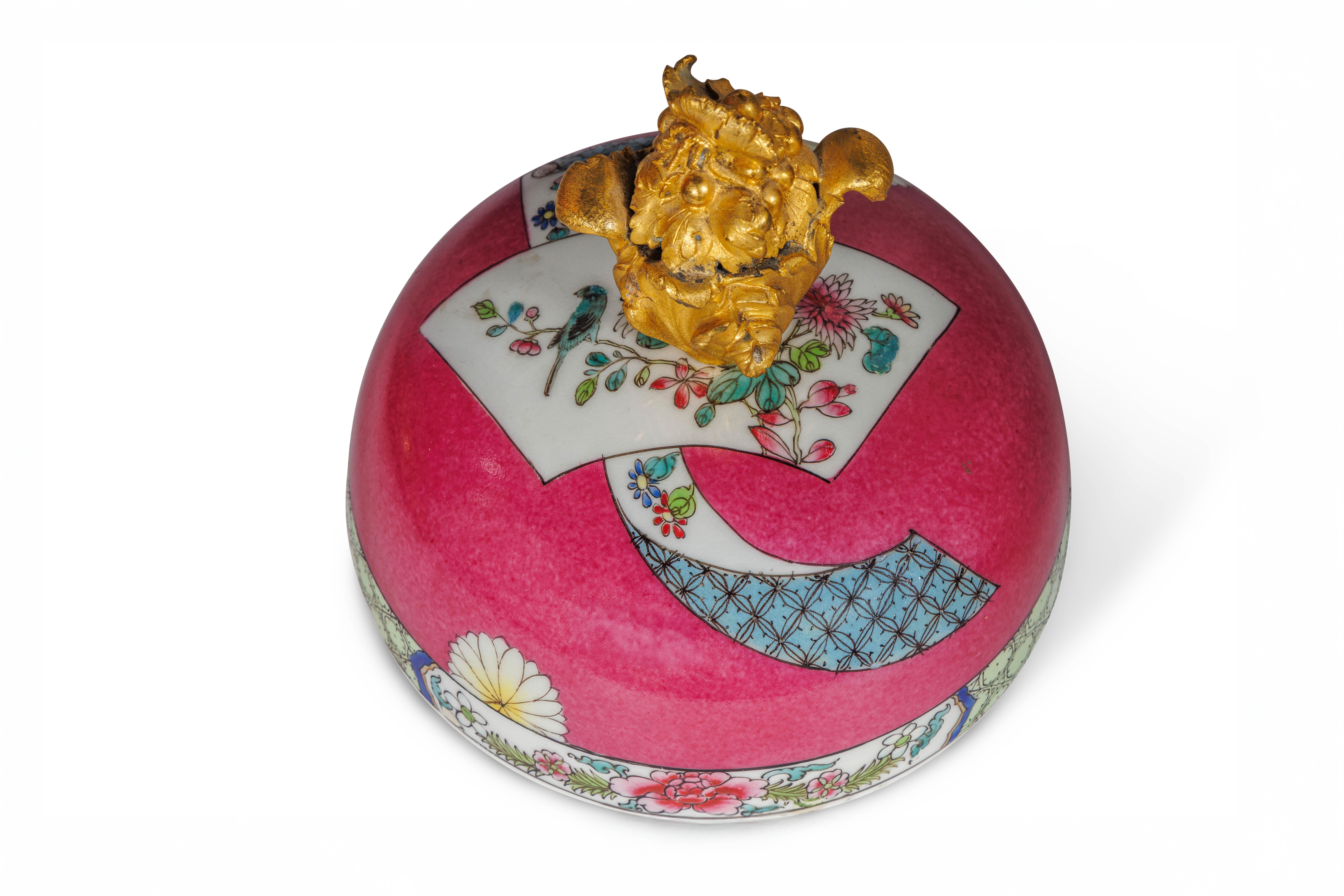 Magnifique paire de vases en porcelaine chinoise rose montés en bronze doré en vente 8
