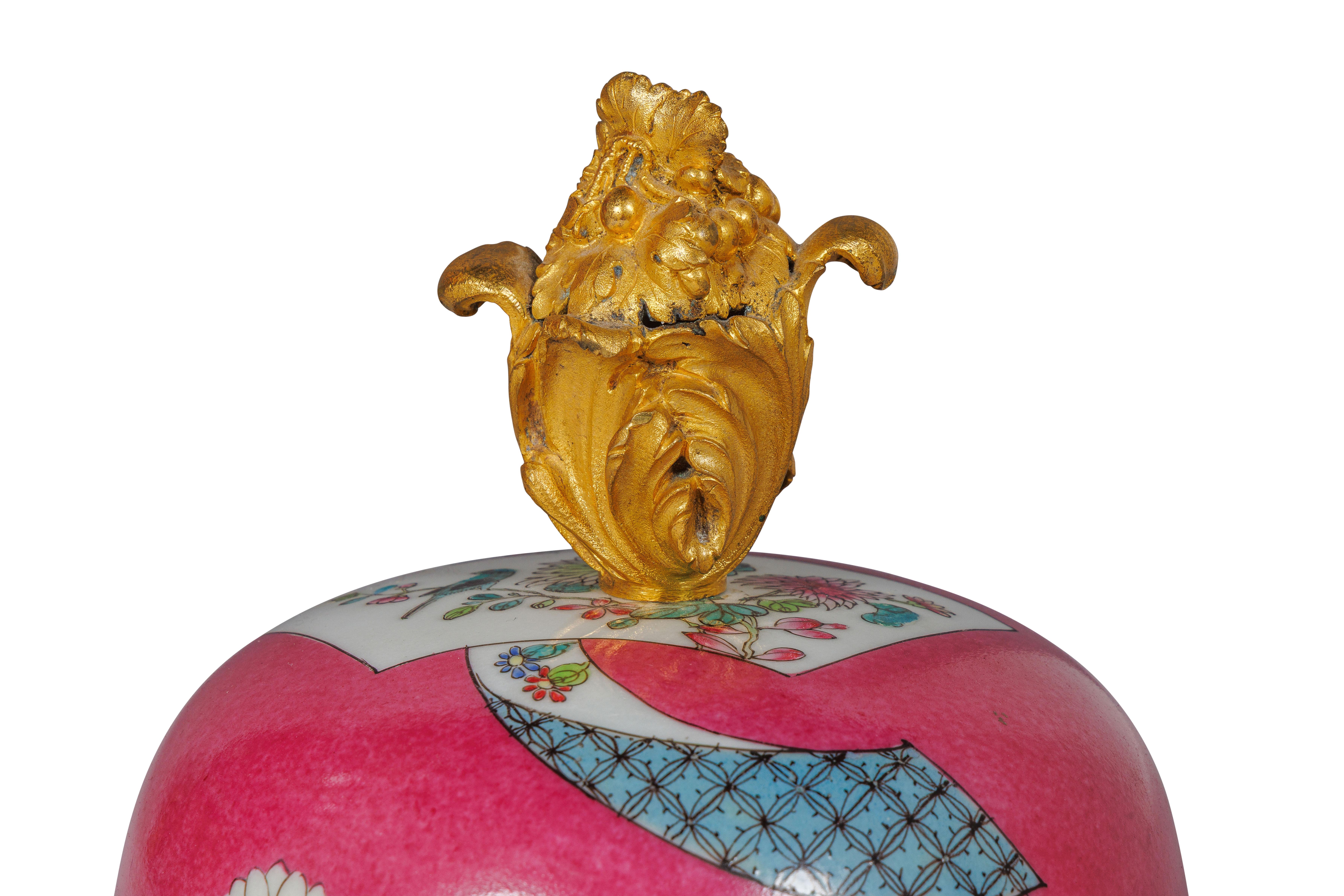 Magnifique paire de vases en porcelaine chinoise rose montés en bronze doré en vente 9