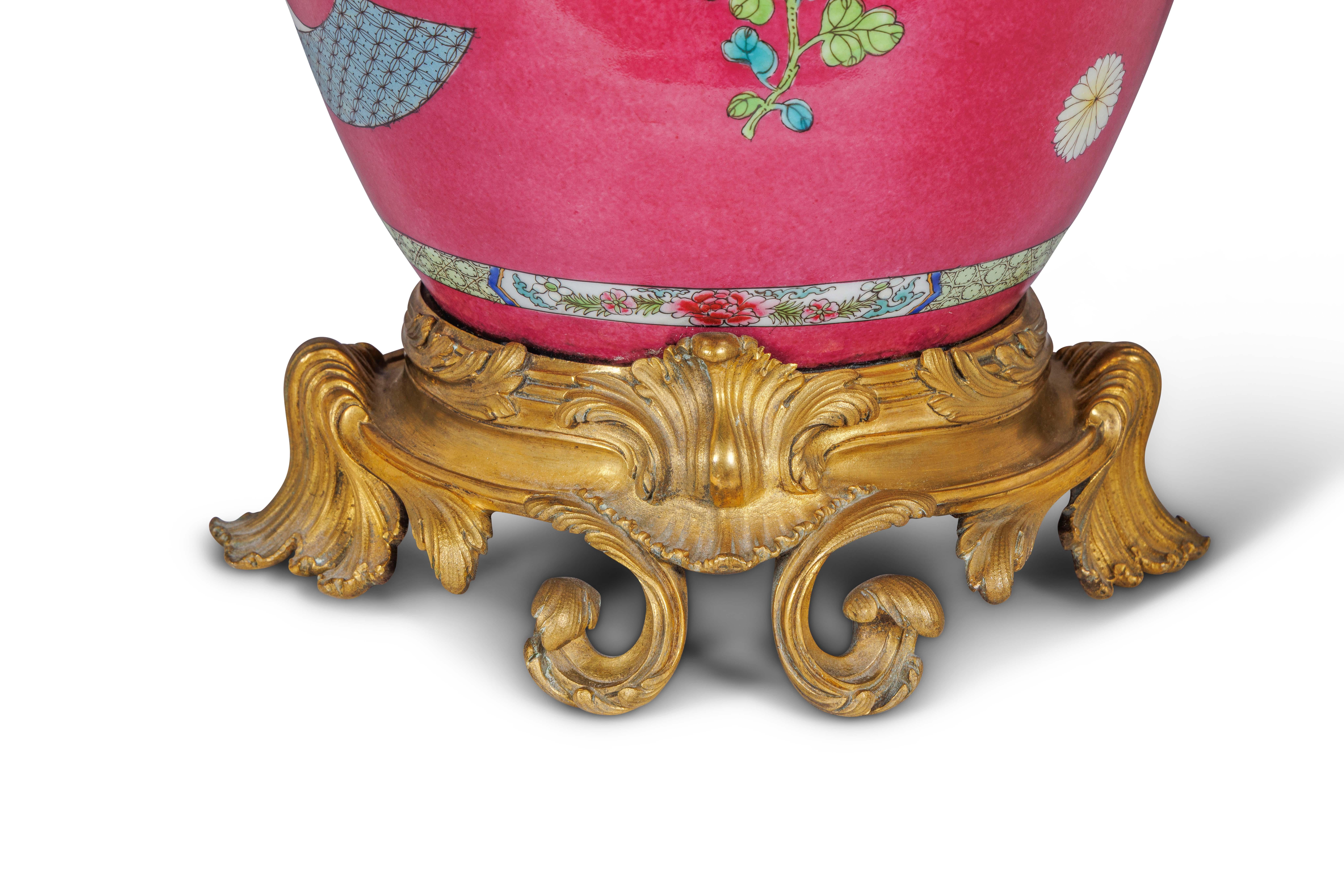 Magnifique paire de vases en porcelaine chinoise rose montés en bronze doré en vente 11