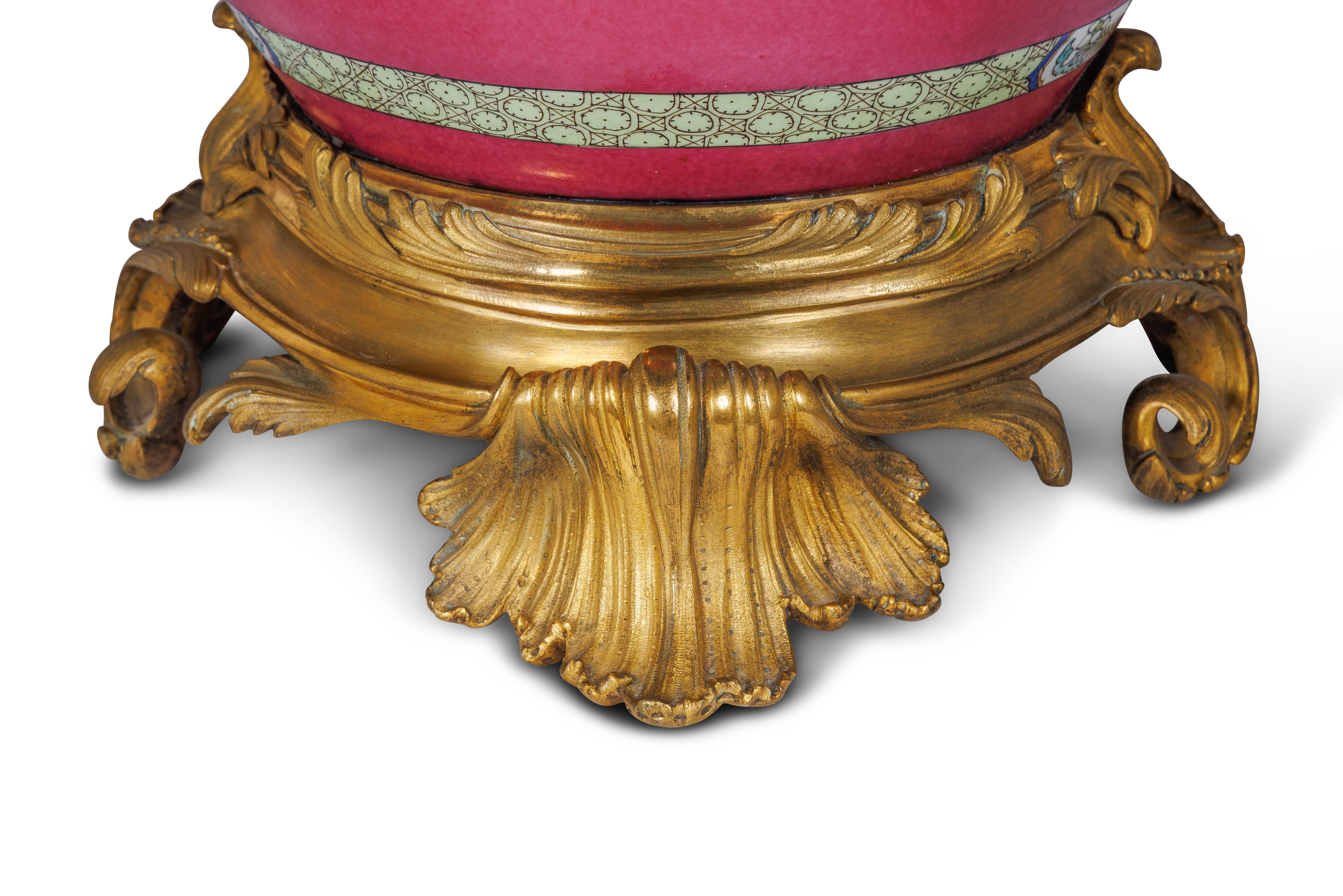 Magnifique paire de vases en porcelaine chinoise rose montés en bronze doré en vente 12