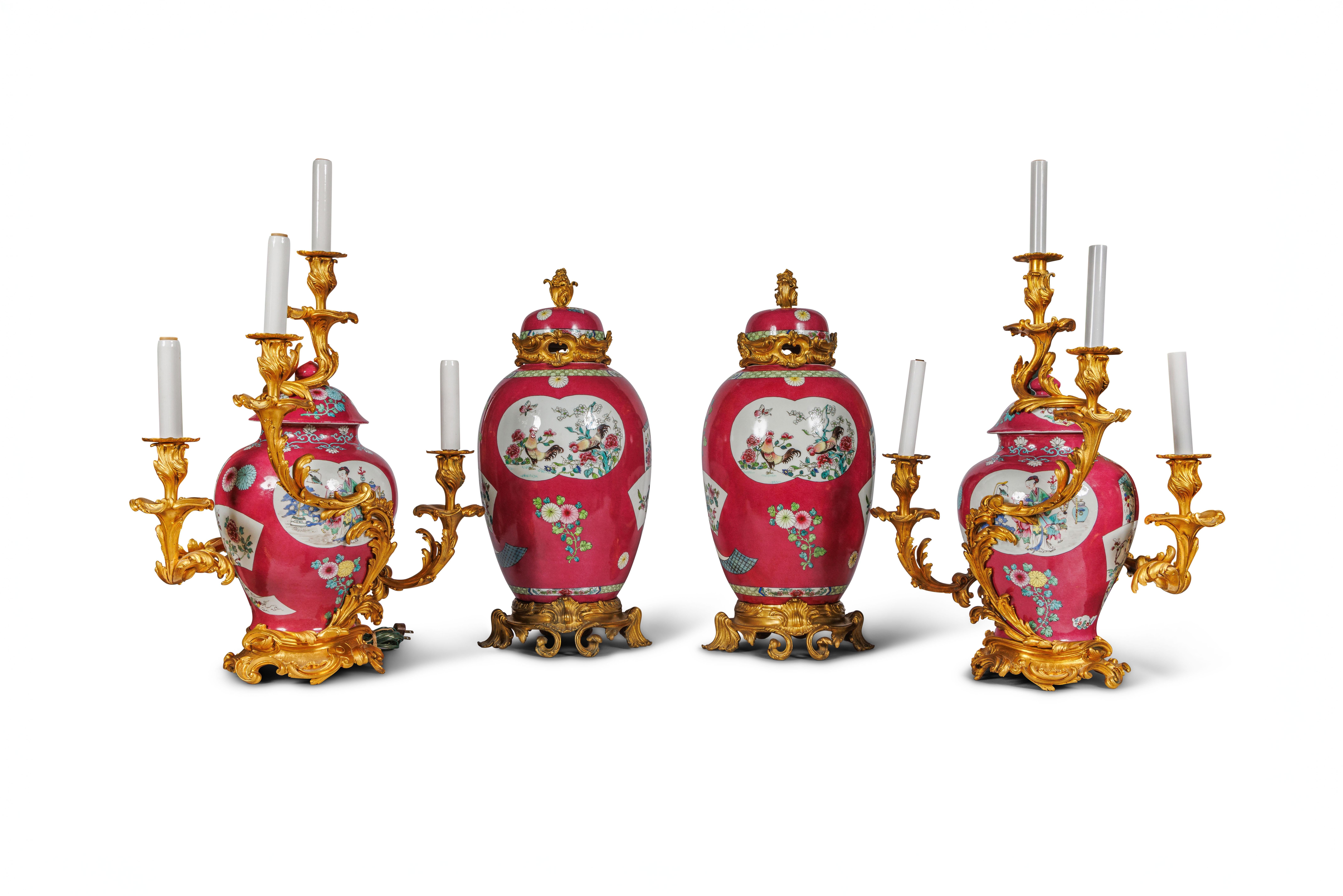 Magnifique paire de vases en porcelaine rose de Chine montés sur bronze doré - Une fusion de l'Orient et de l'Occident

Cette fabuleuse et grande paire de vases / jarres couverts en porcelaine chinoise de style Louis XVI du XIXe siècle, montés en