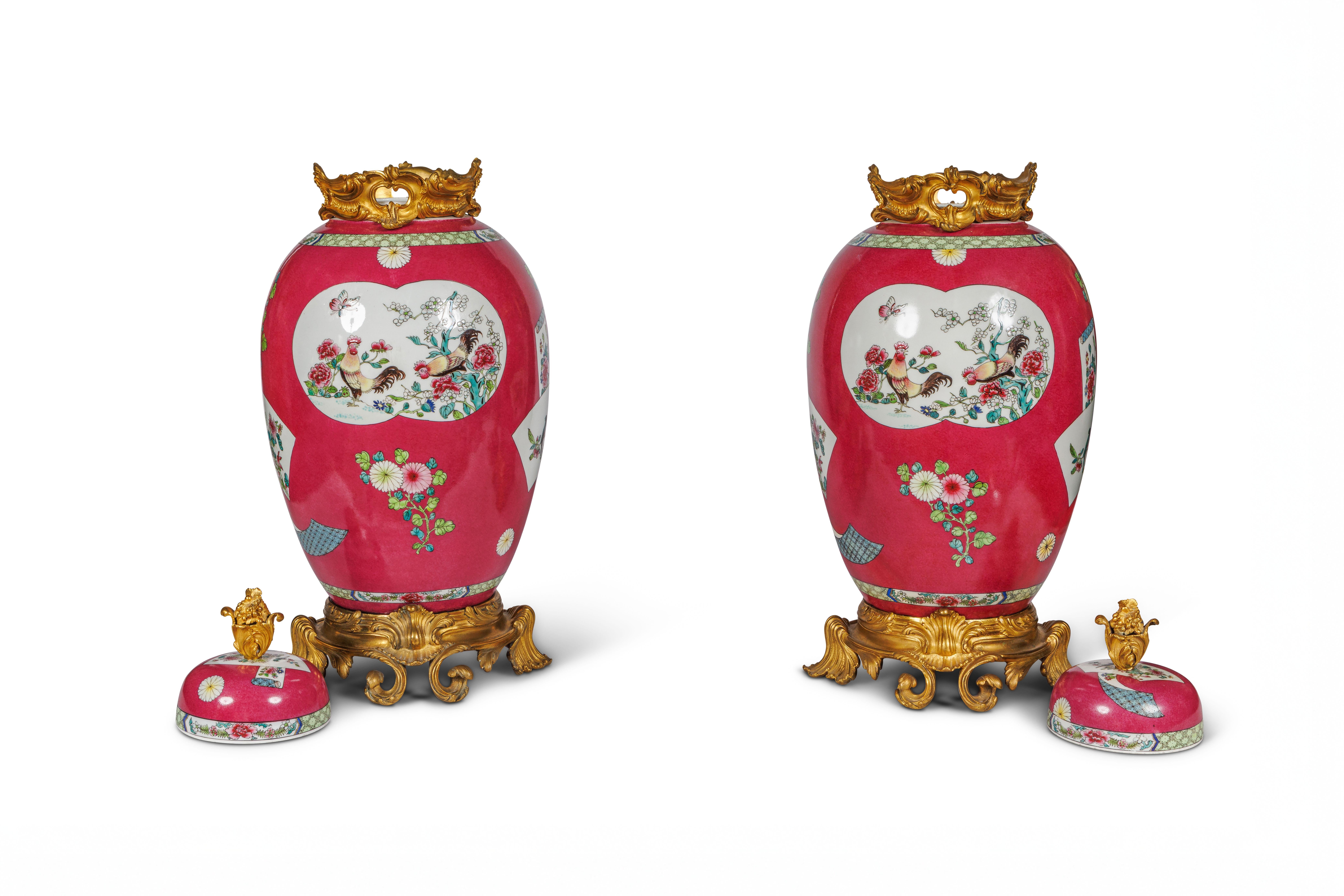 Louis XVI Magnifique paire de vases en porcelaine chinoise rose montés en bronze doré en vente
