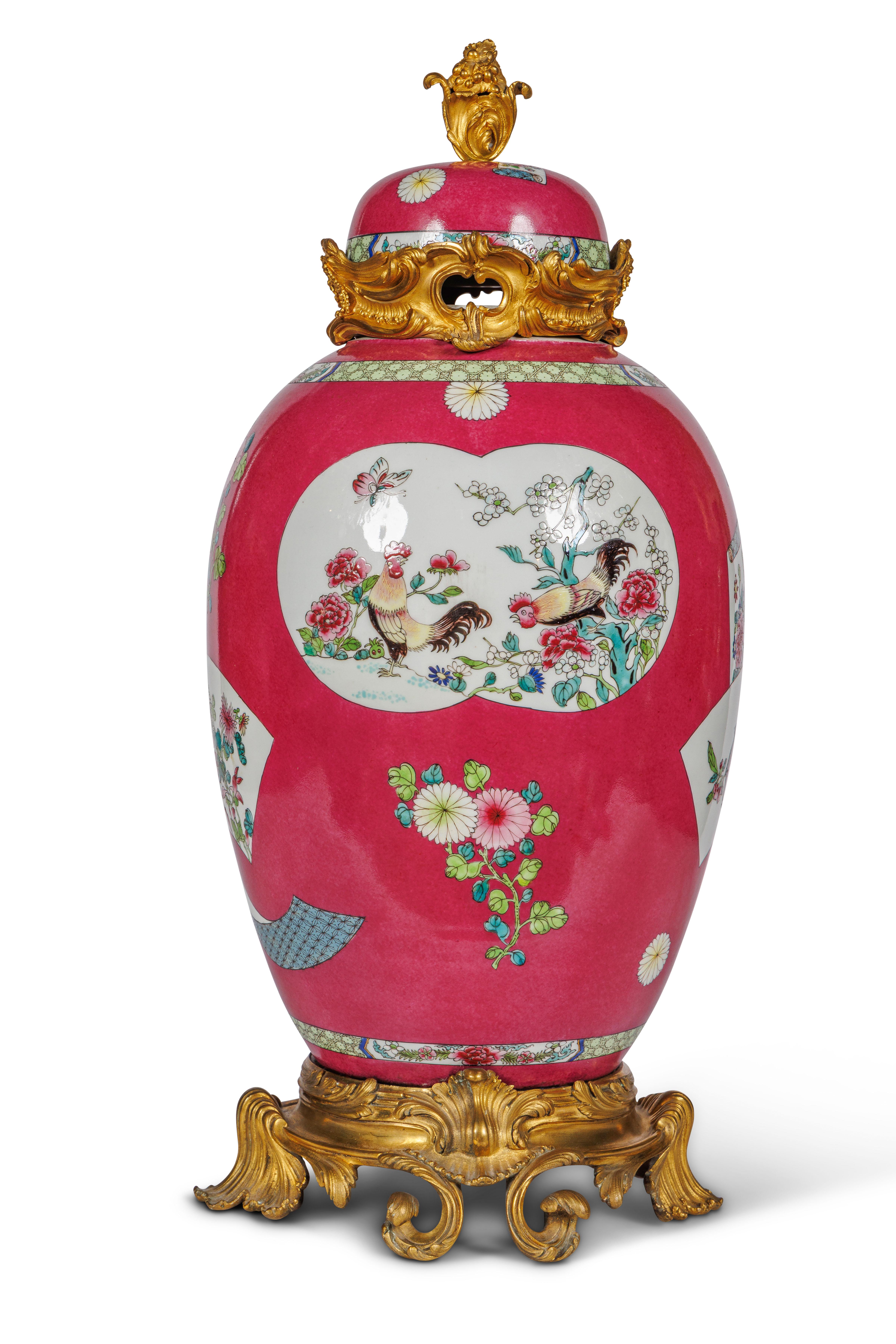 Français Magnifique paire de vases en porcelaine chinoise rose montés en bronze doré en vente