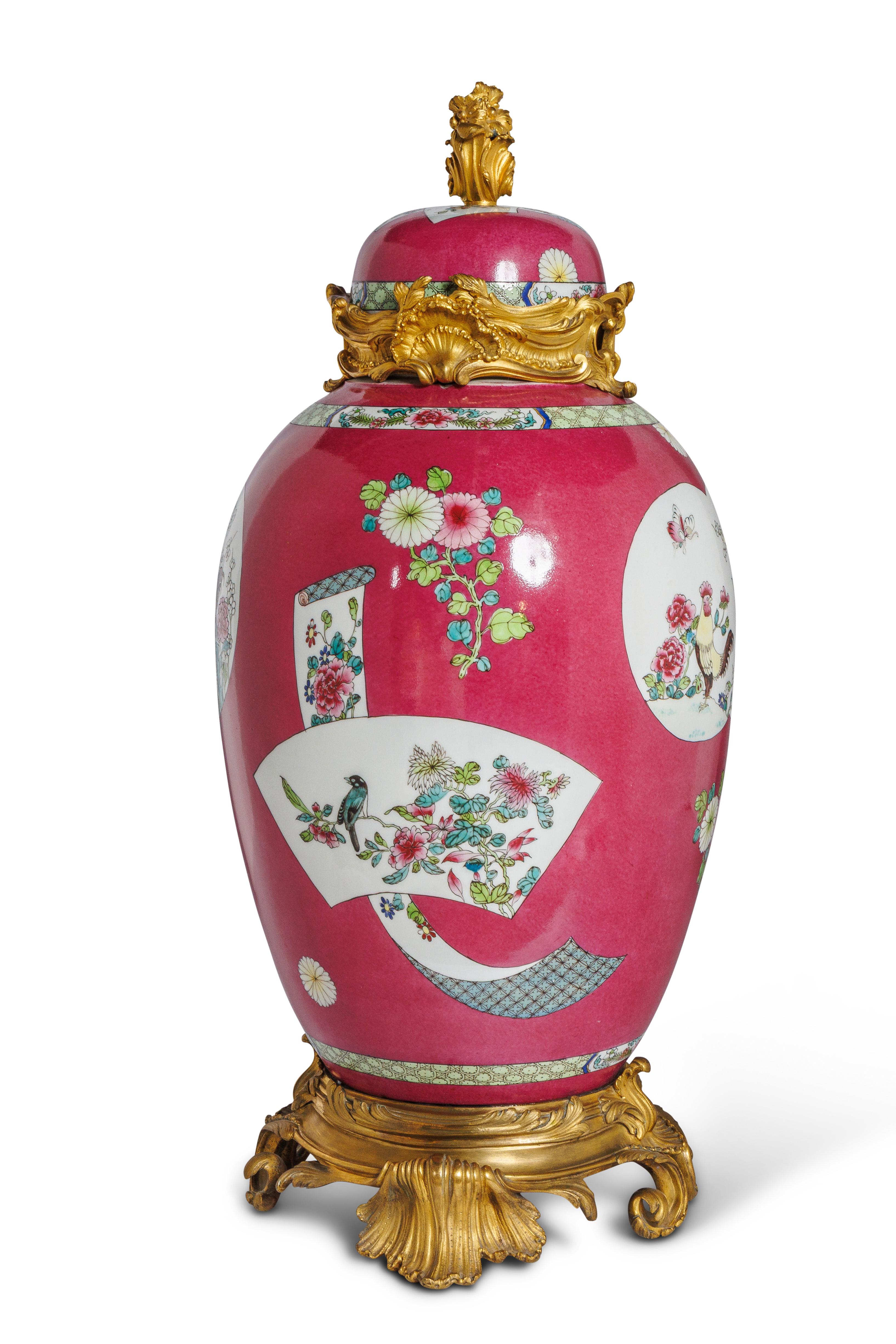 Magnifique paire de vases en porcelaine chinoise rose montés en bronze doré Bon état - En vente à New York, NY