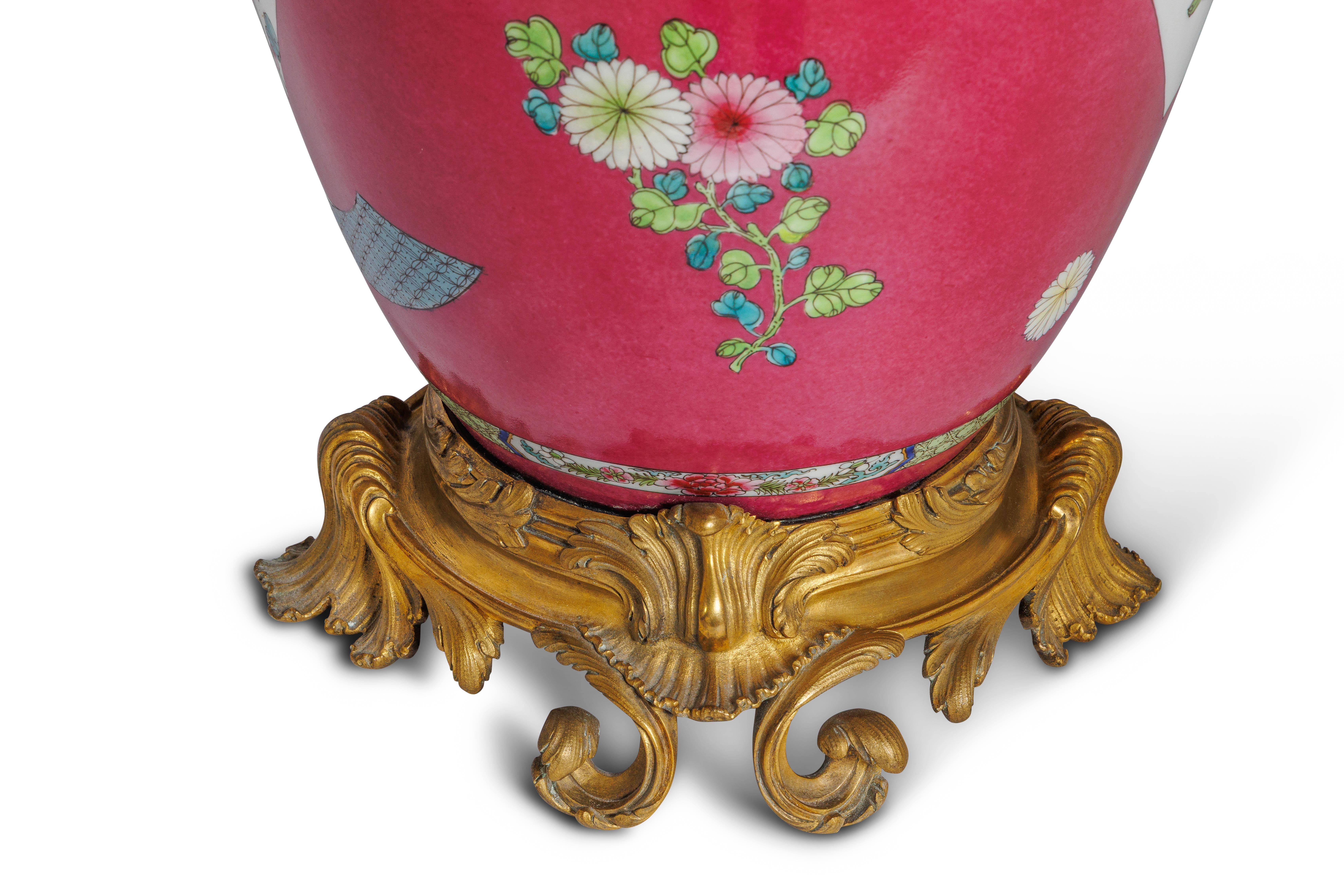 Bronze Magnifique paire de vases en porcelaine chinoise rose montés en bronze doré en vente
