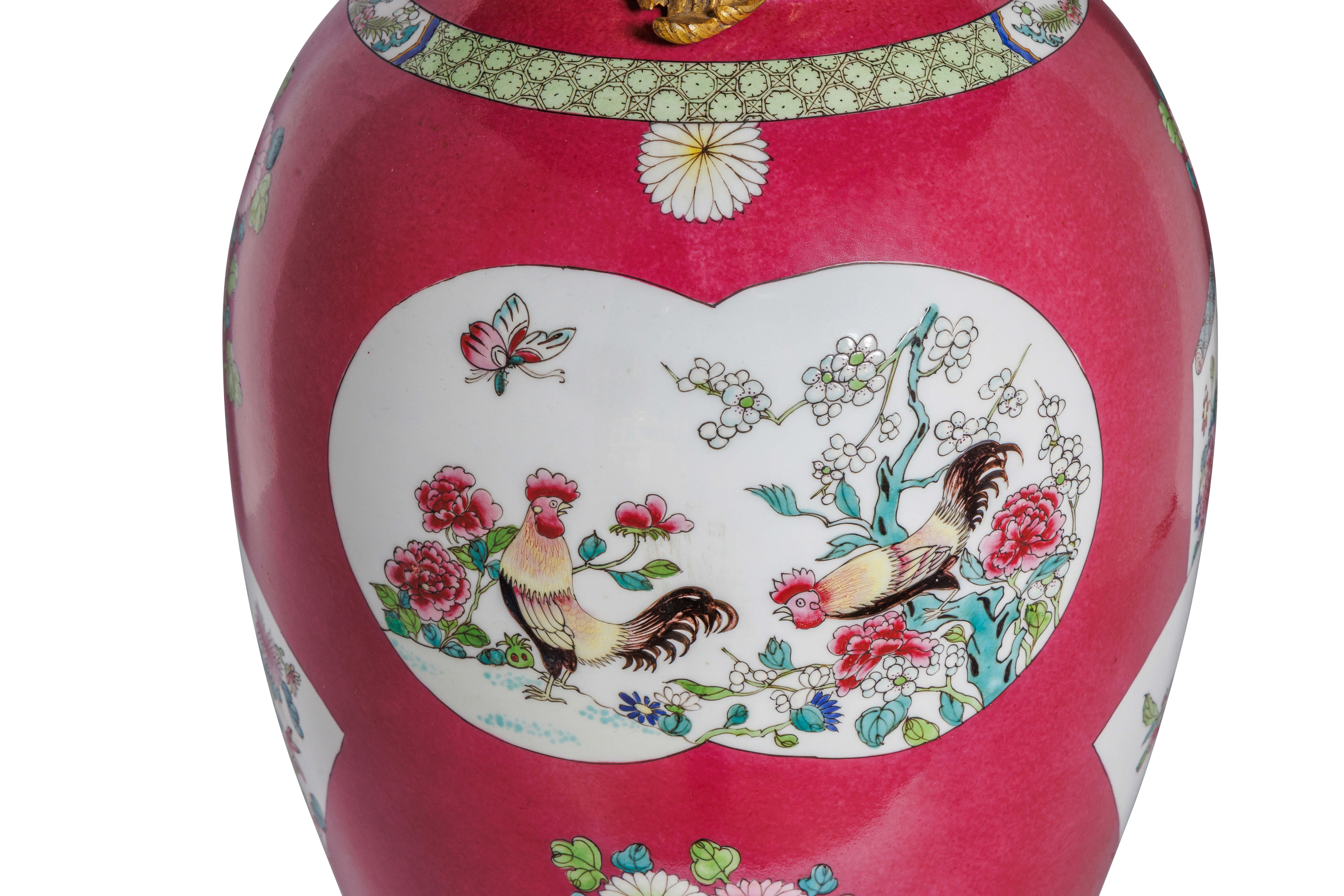 Magnifique paire de vases en porcelaine chinoise rose montés en bronze doré en vente 1