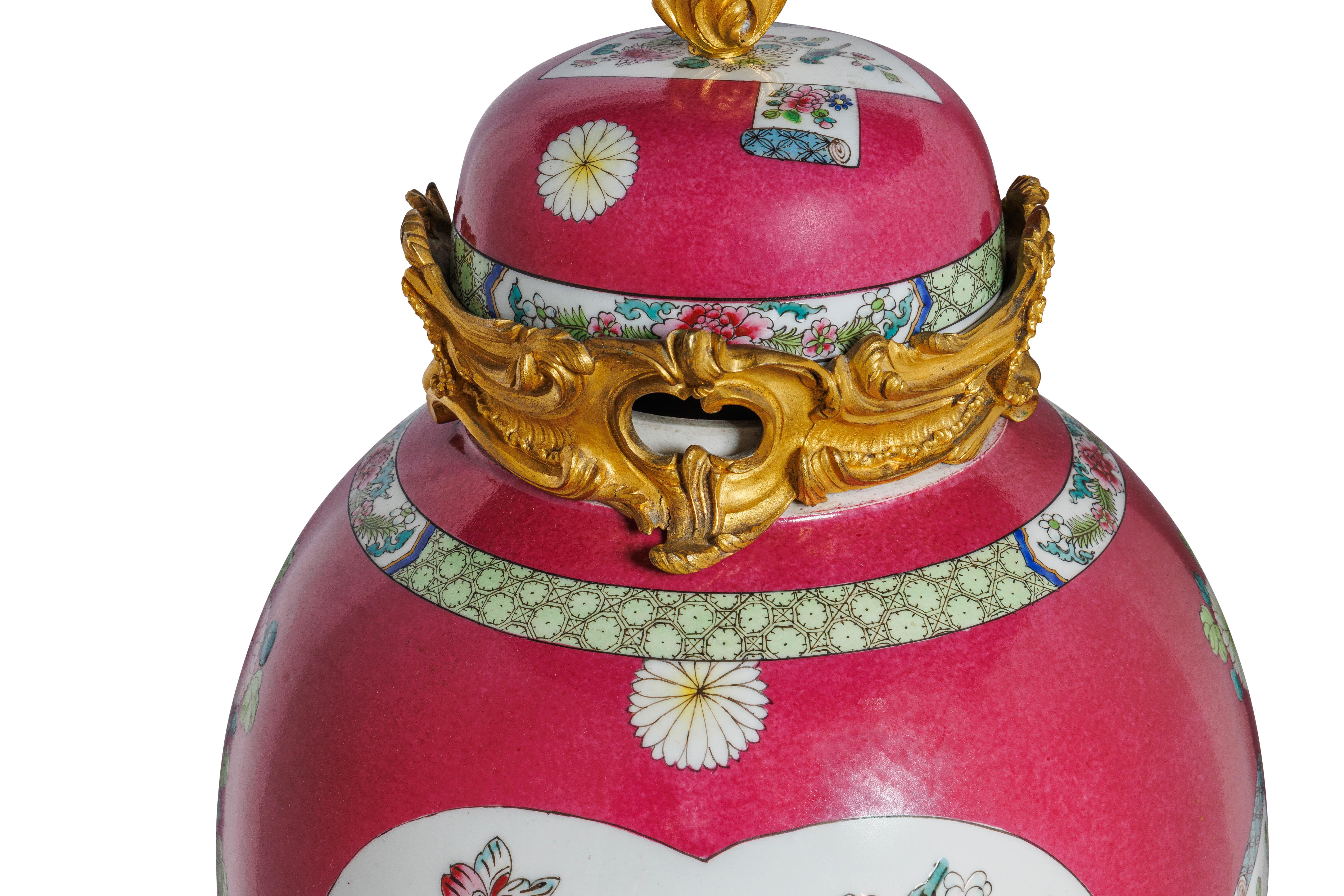Magnifique paire de vases en porcelaine chinoise rose montés en bronze doré en vente 2