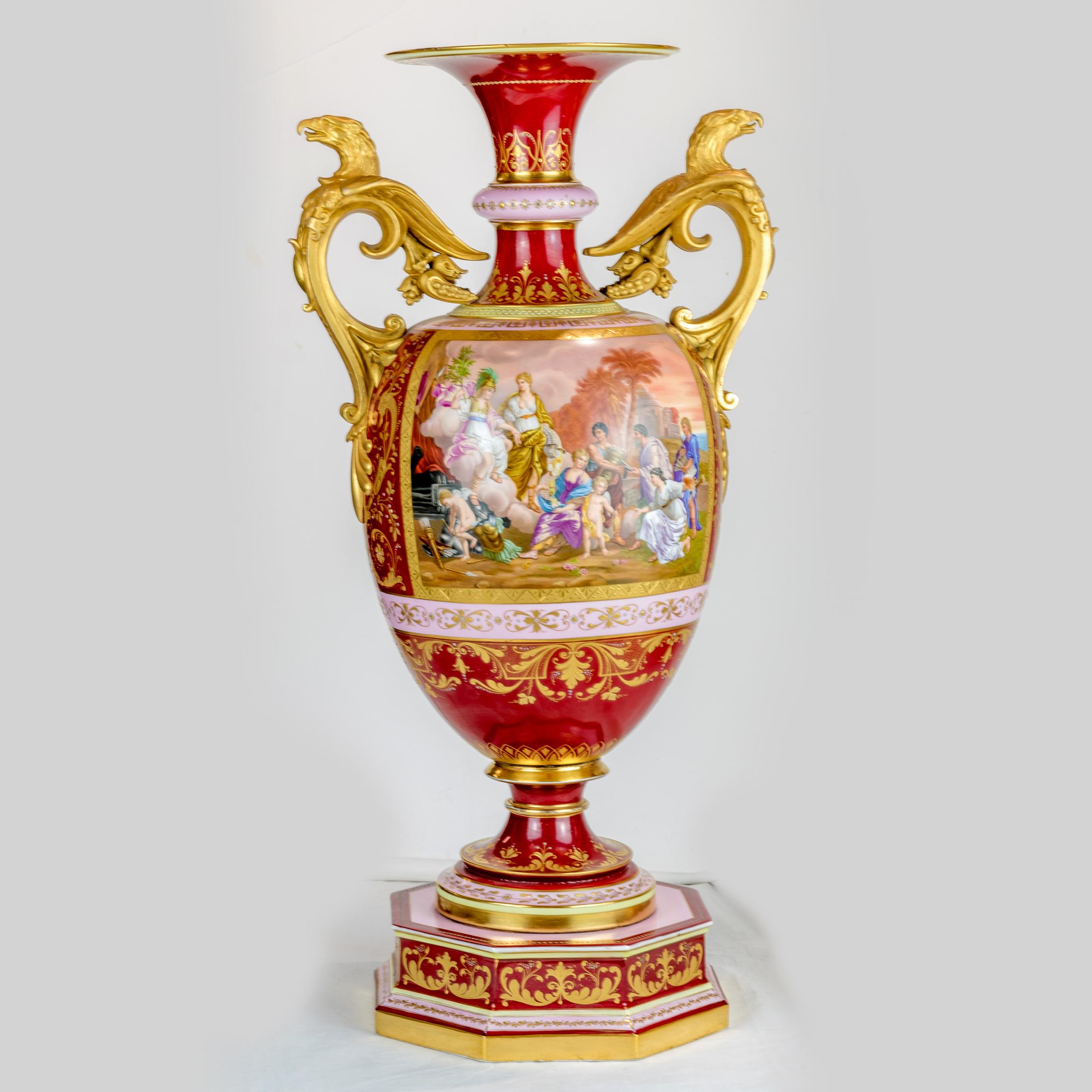 Prächtiges Paar vergoldeter Bronze-Porzellanurnen im königlichen Wiener Stil (Vergoldet) im Angebot