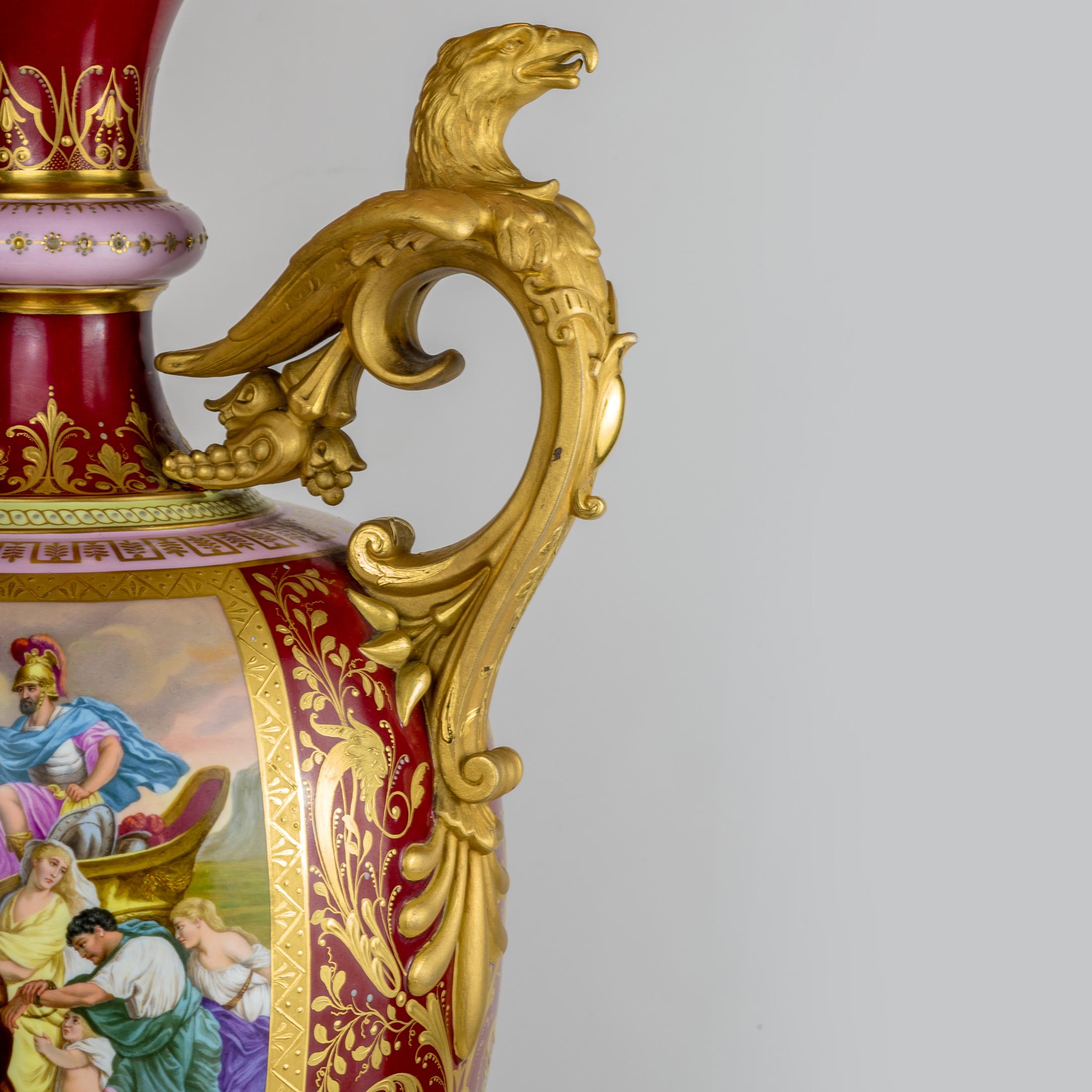 Prächtiges Paar vergoldeter Bronze-Porzellanurnen im königlichen Wiener Stil im Zustand „Gut“ im Angebot in New York, NY