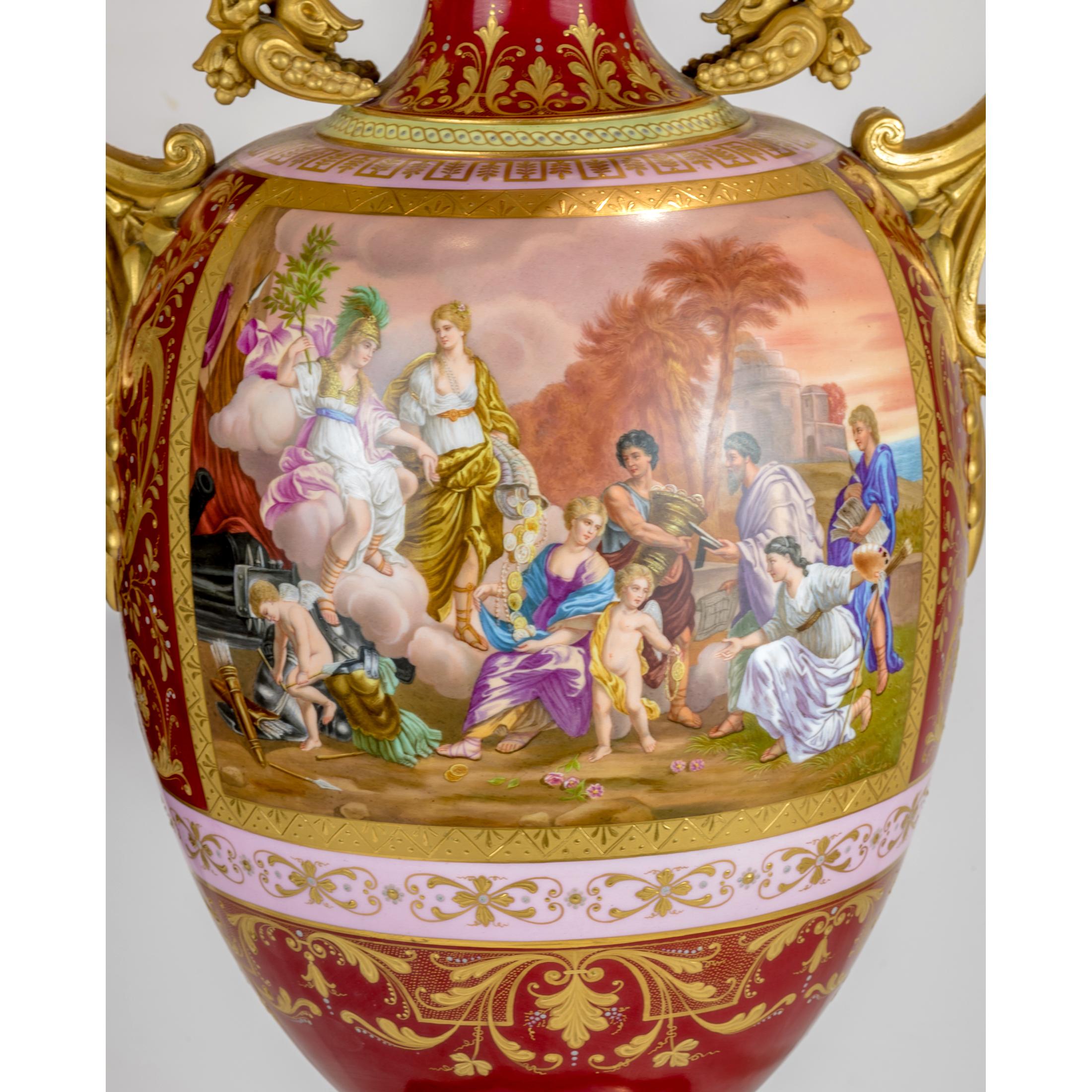 Magnifica coppia di urne in porcellana Royal Vienna Porcelain in stile bronzo dorato in vendita 1