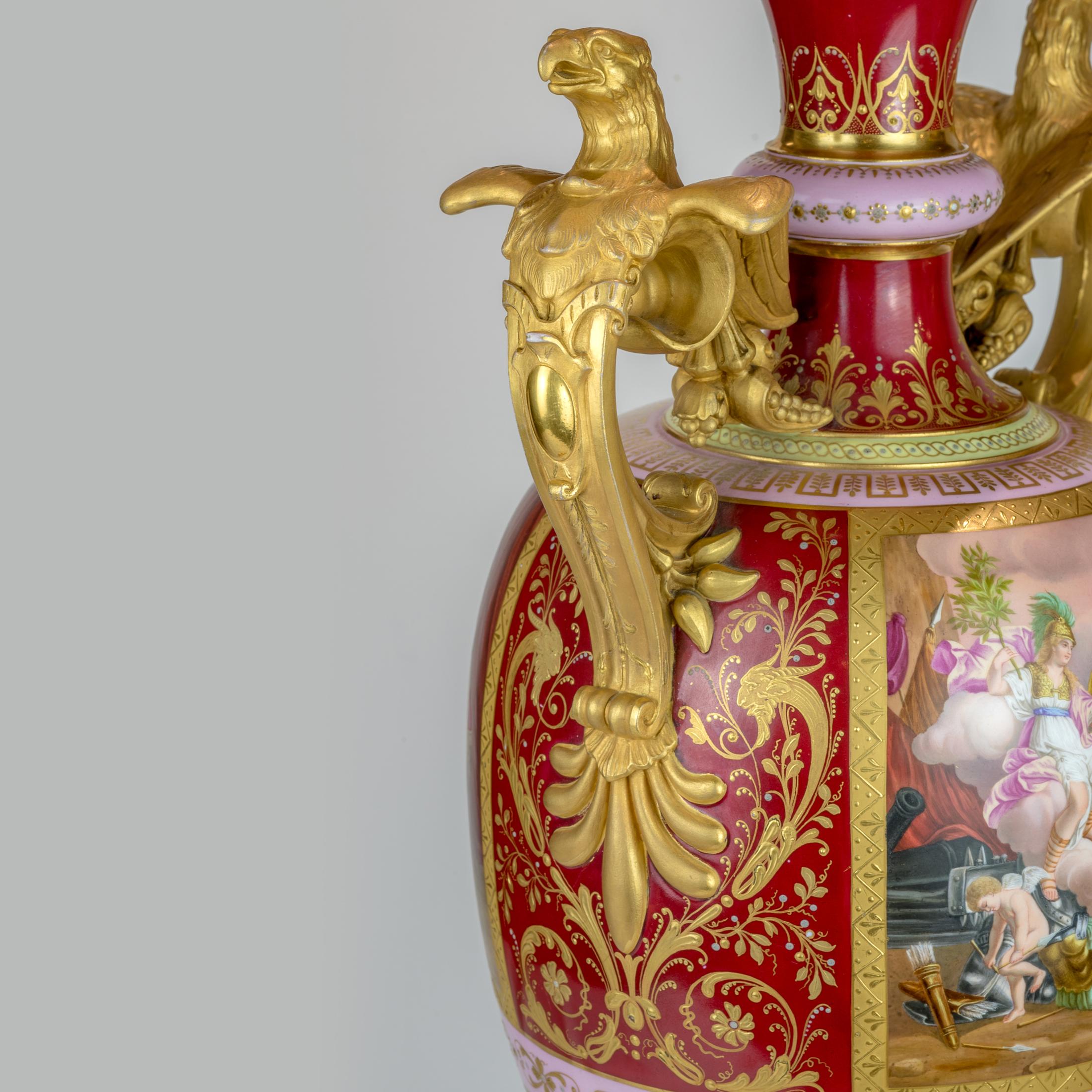 Prächtiges Paar vergoldeter Bronze-Porzellanurnen im königlichen Wiener Stil im Angebot 3