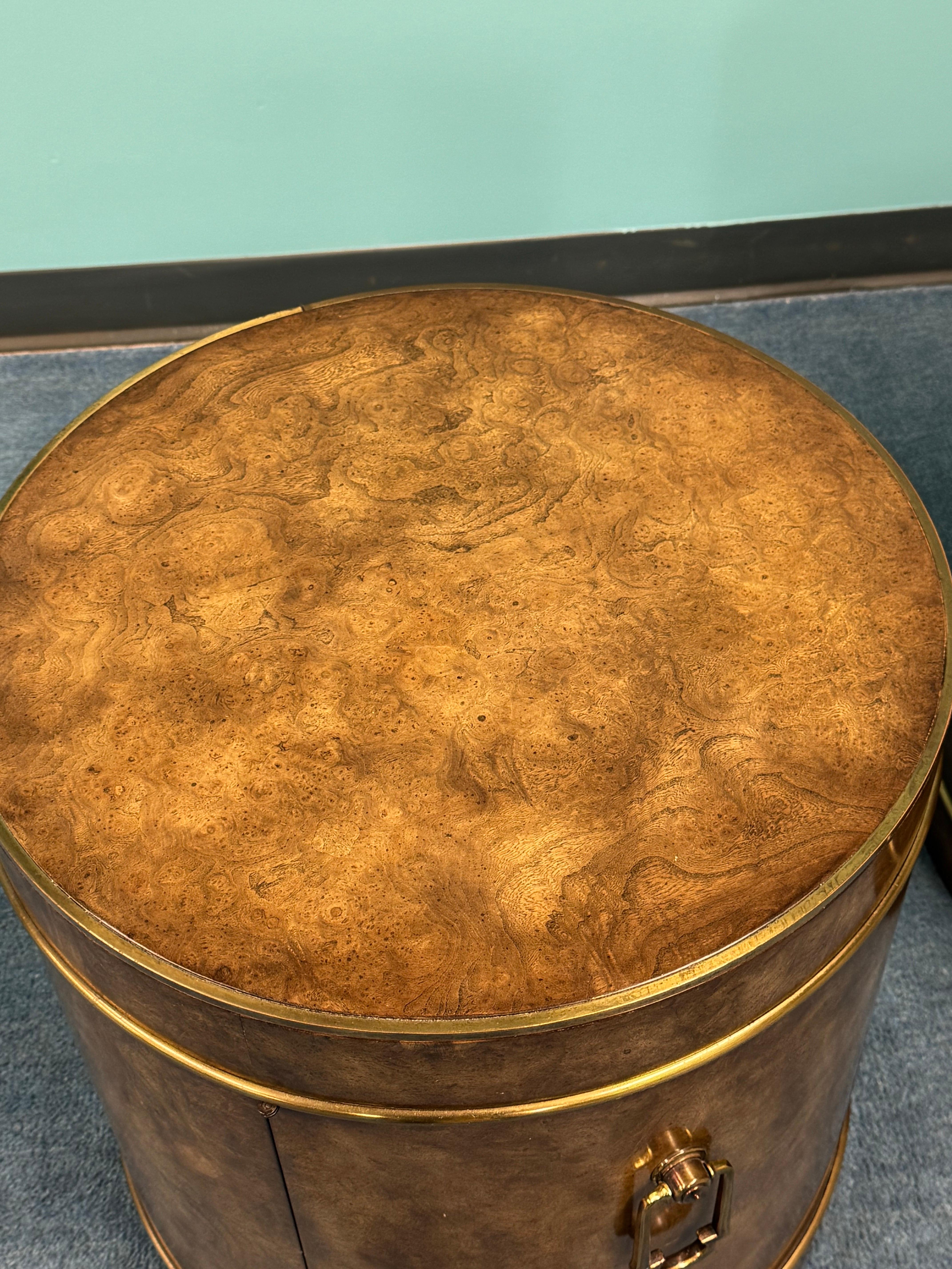 Magnífico par de mesas auxiliares/mesitas de noche de Mastercraft Madera de burl en venta