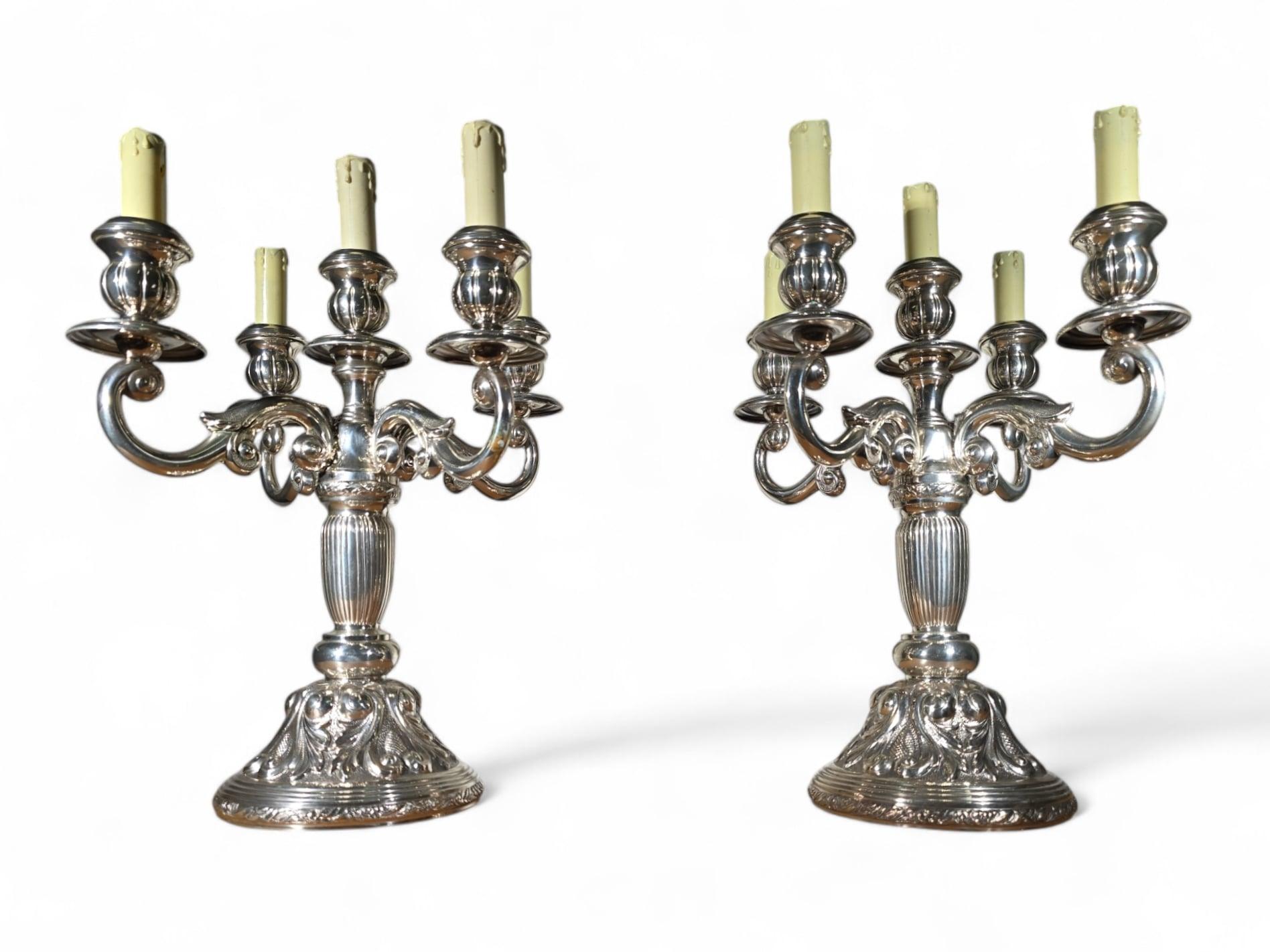 Magnifica coppia di candelabri elettrificati in argento massiccio in vendita 7