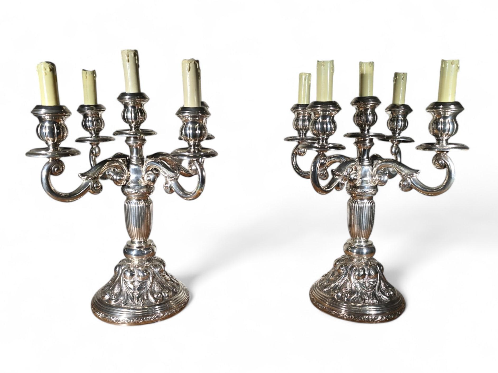  Ogni candelabro è stato progettato con cinque bracci, ognuno dei quali contiene una luce, offrendo un perfetto equilibrio tra funzionalità e bellezza artistica. L'elettrificazione ne aumenta la praticità, rendendoli ideali per l'illuminazione