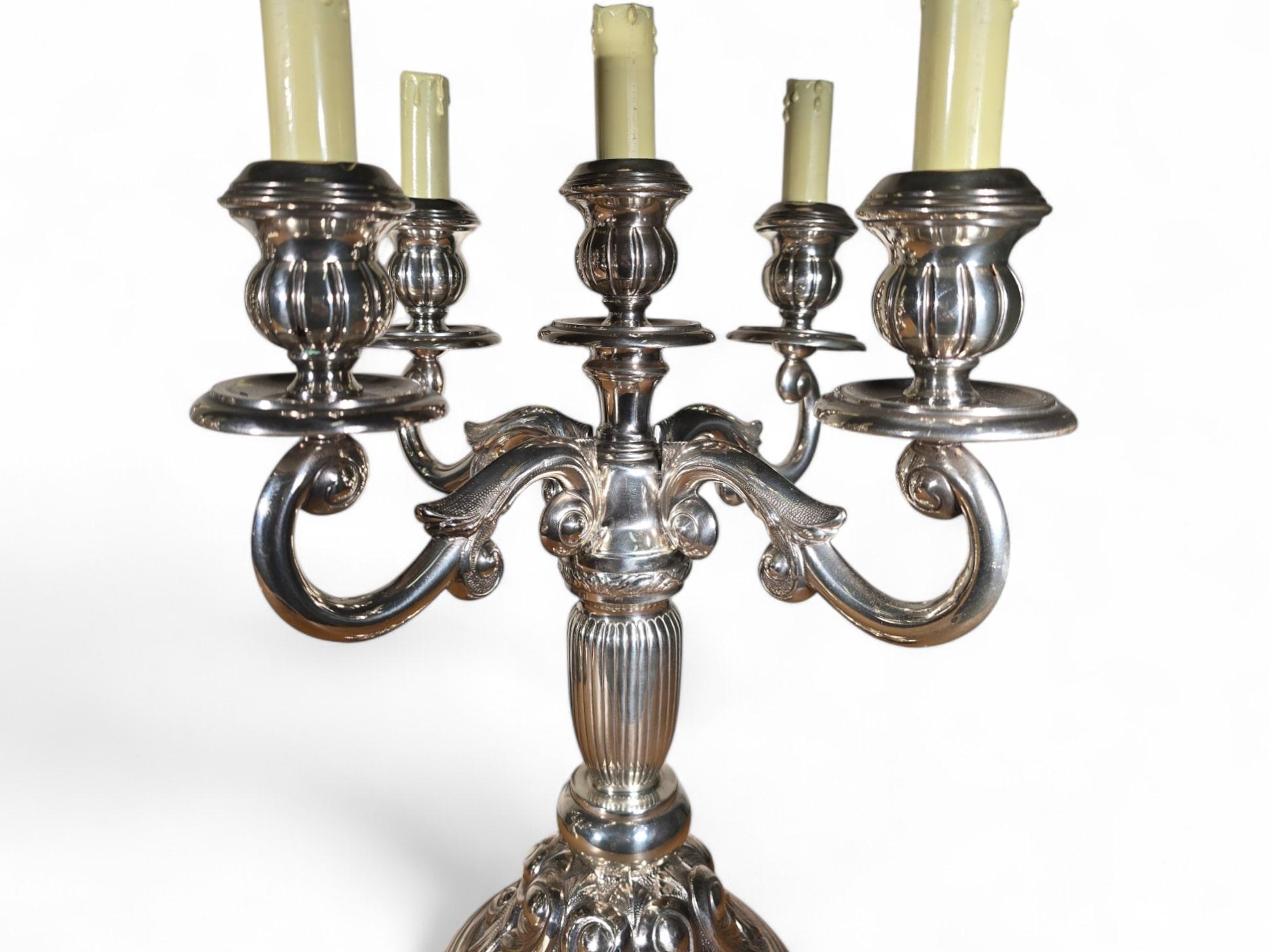 Magnifica coppia di candelabri elettrificati in argento massiccio In condizioni buone in vendita a Madrid, ES
