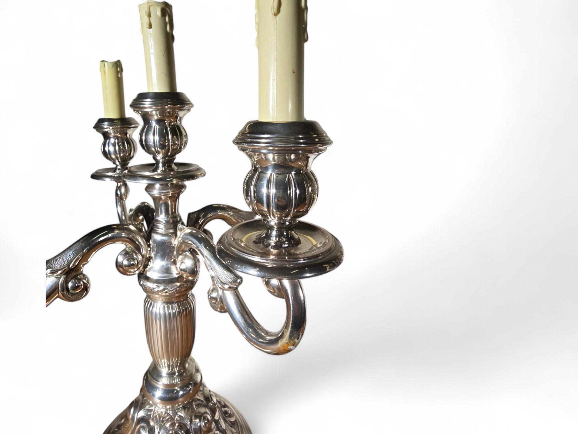 Metà XX secolo Magnifica coppia di candelabri elettrificati in argento massiccio in vendita