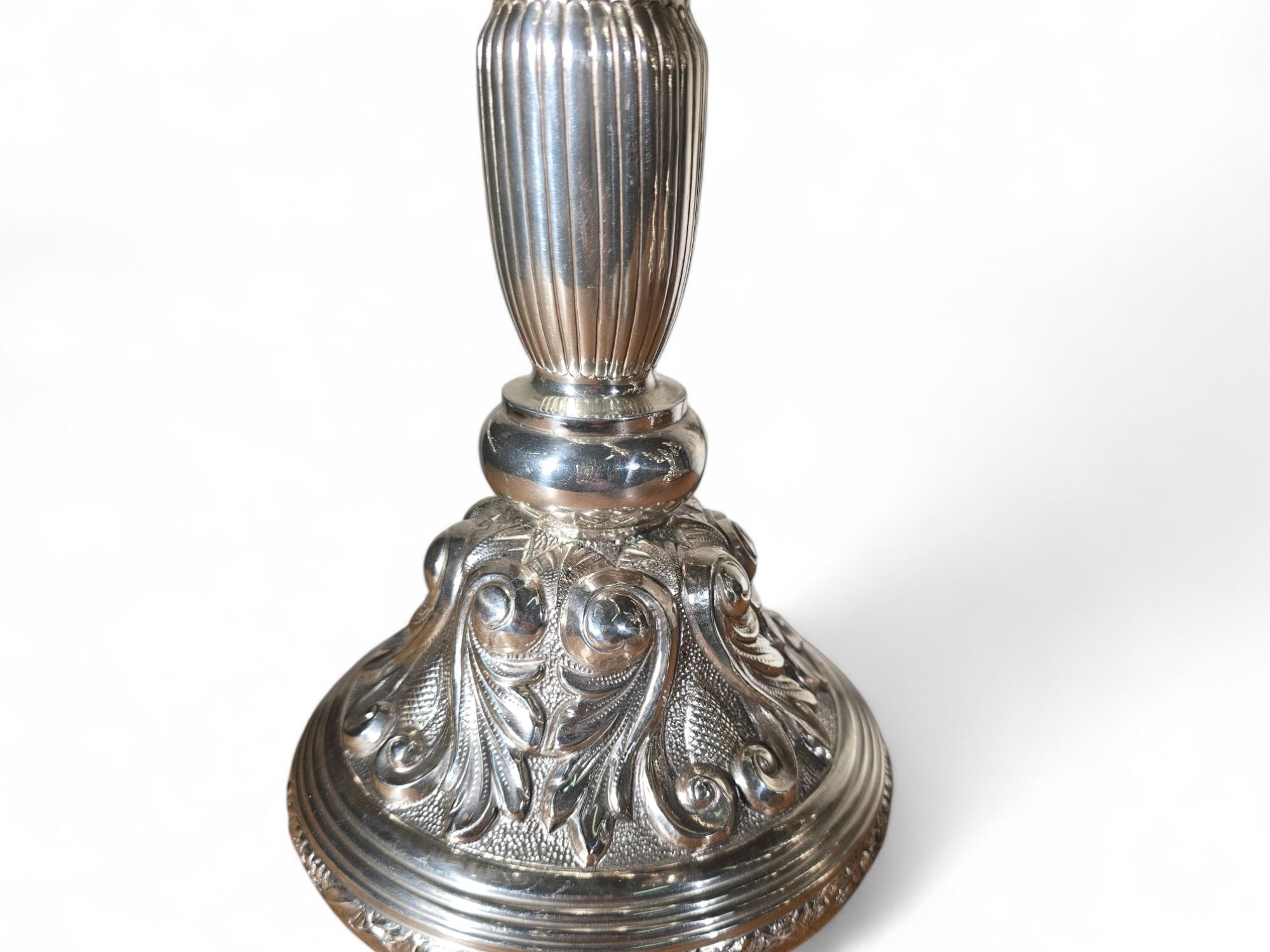Magnifica coppia di candelabri elettrificati in argento massiccio in vendita 1