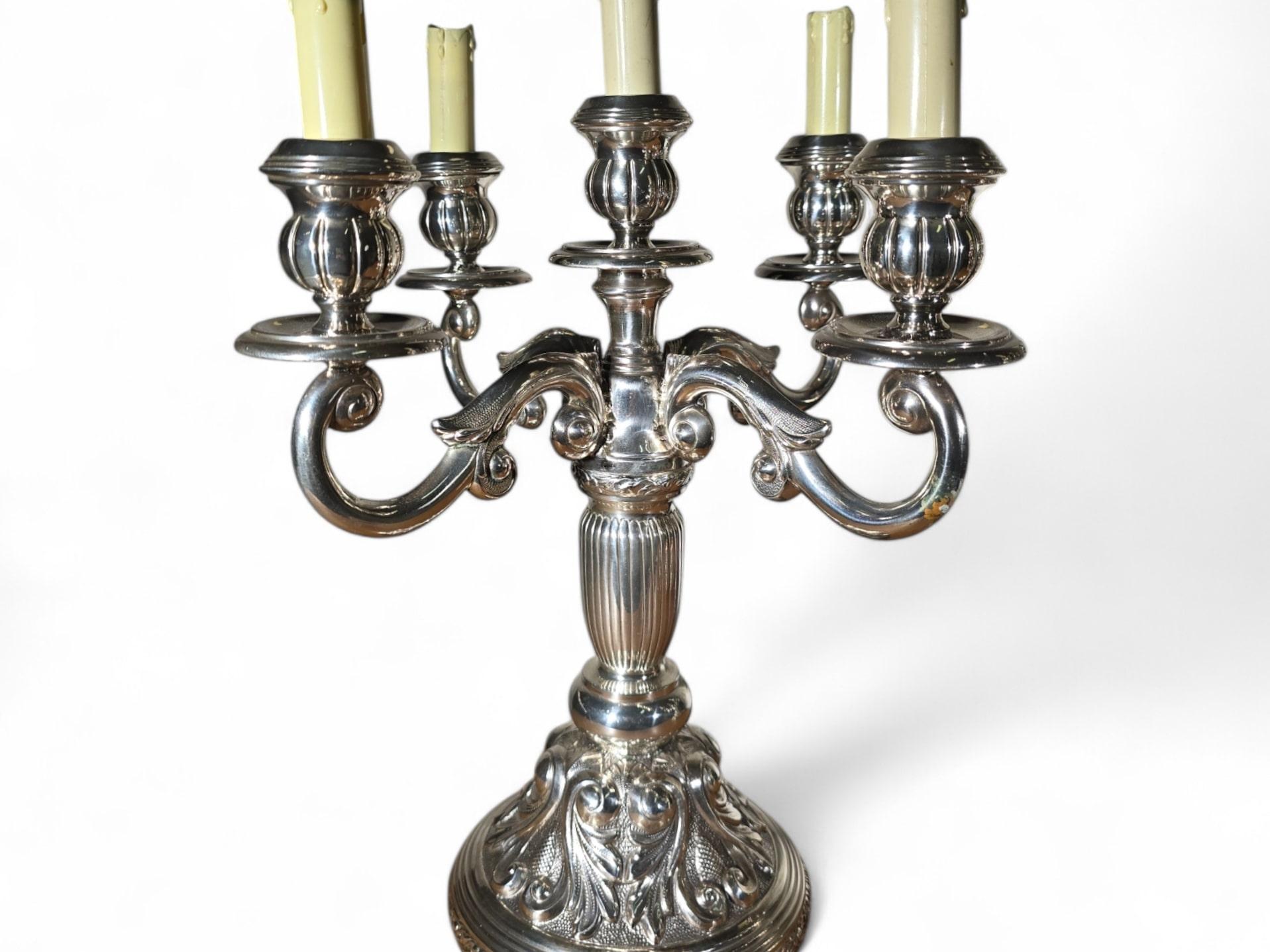 Magnifica coppia di candelabri elettrificati in argento massiccio in vendita 2