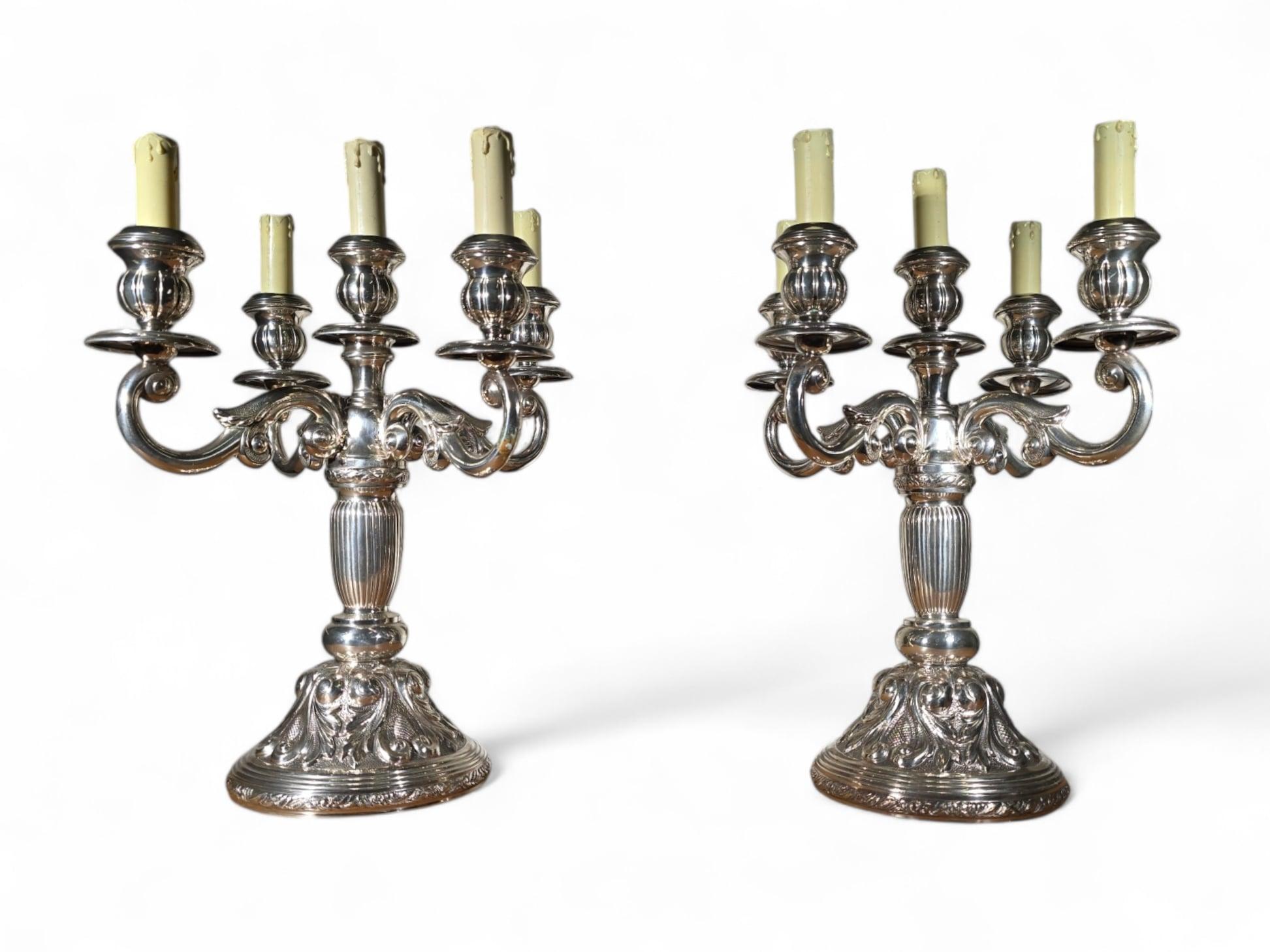 Magnifica coppia di candelabri elettrificati in argento massiccio in vendita 3