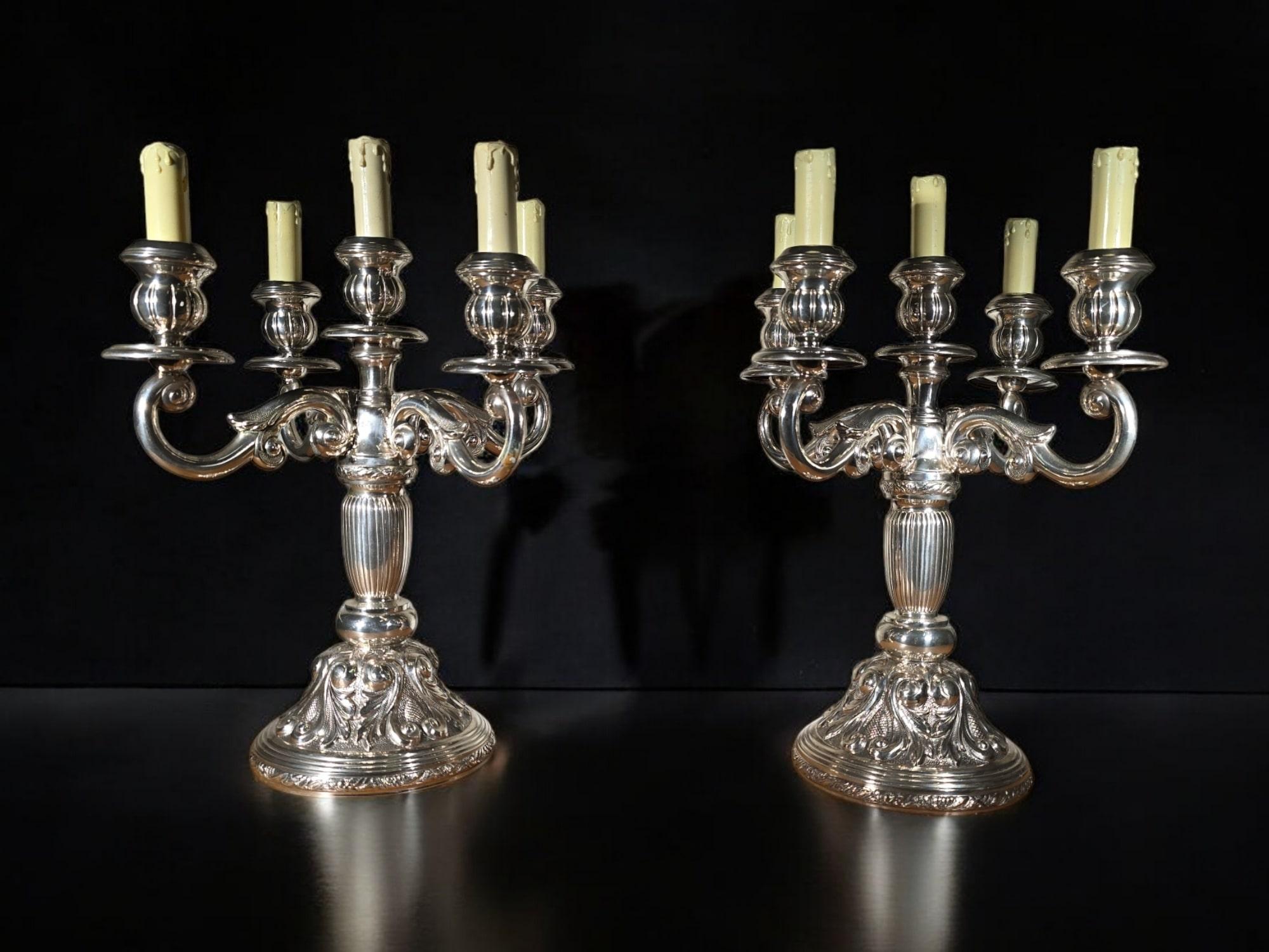 Magnifica coppia di candelabri elettrificati in argento massiccio in vendita 4