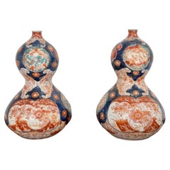 Magnifique paire de vases imari japonais anciens de forme inhabituelle