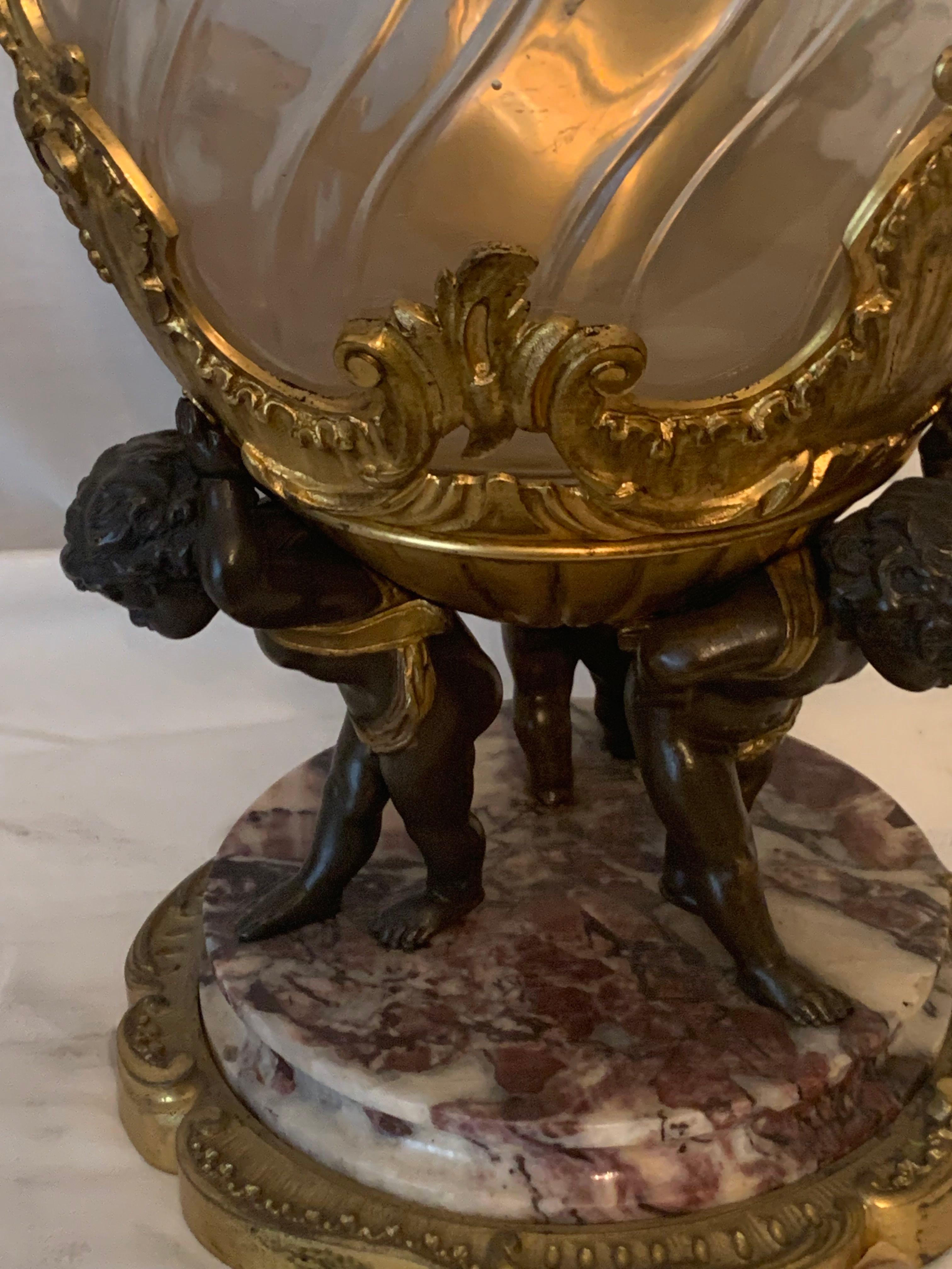 Magnifica coppia di vasi in  cristallo e bronzo con cherubino In condizioni buone in vendita a Los Angeles, CA