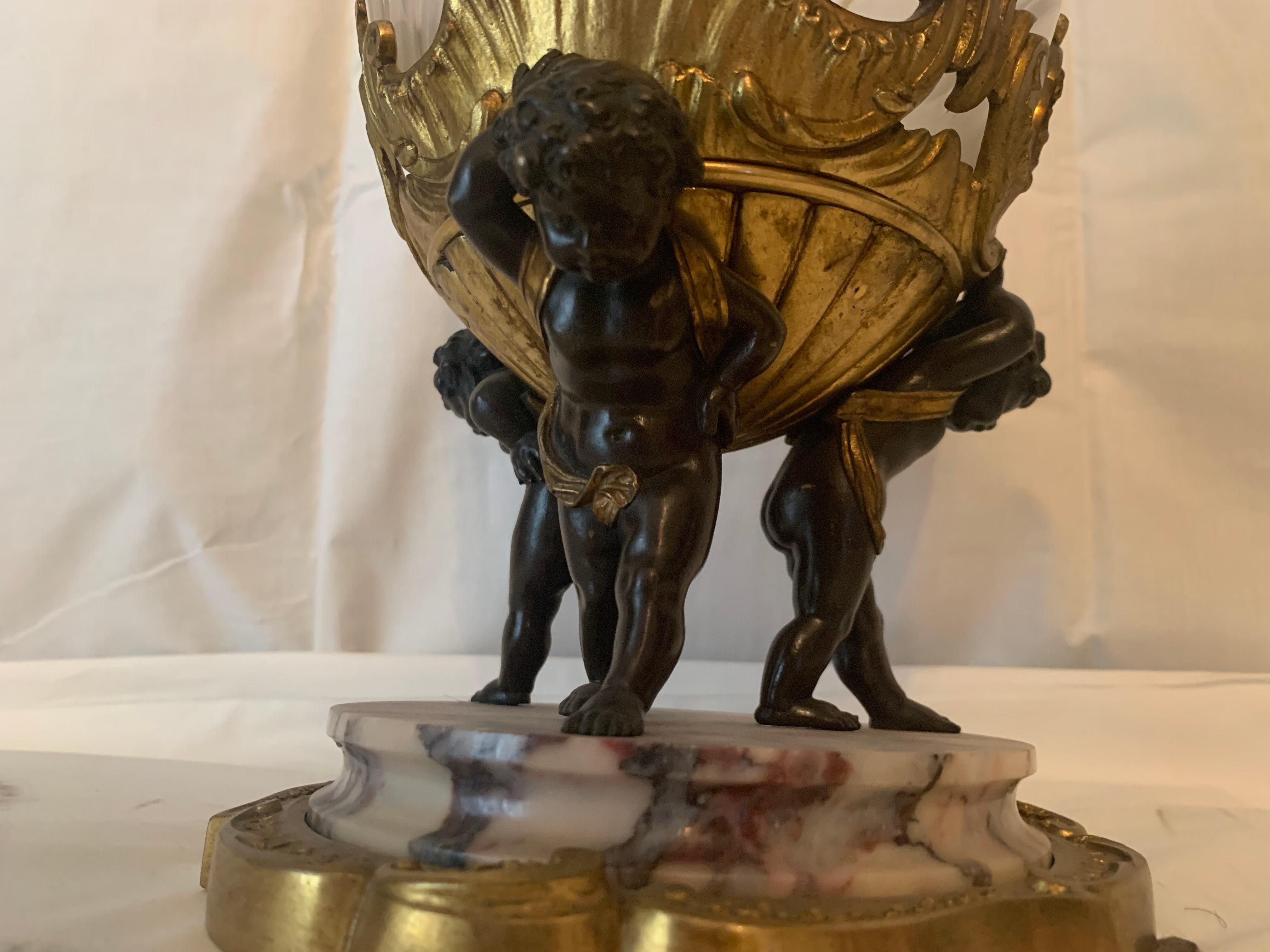 Magnifica coppia di vasi in  cristallo e bronzo con cherubino in vendita 2