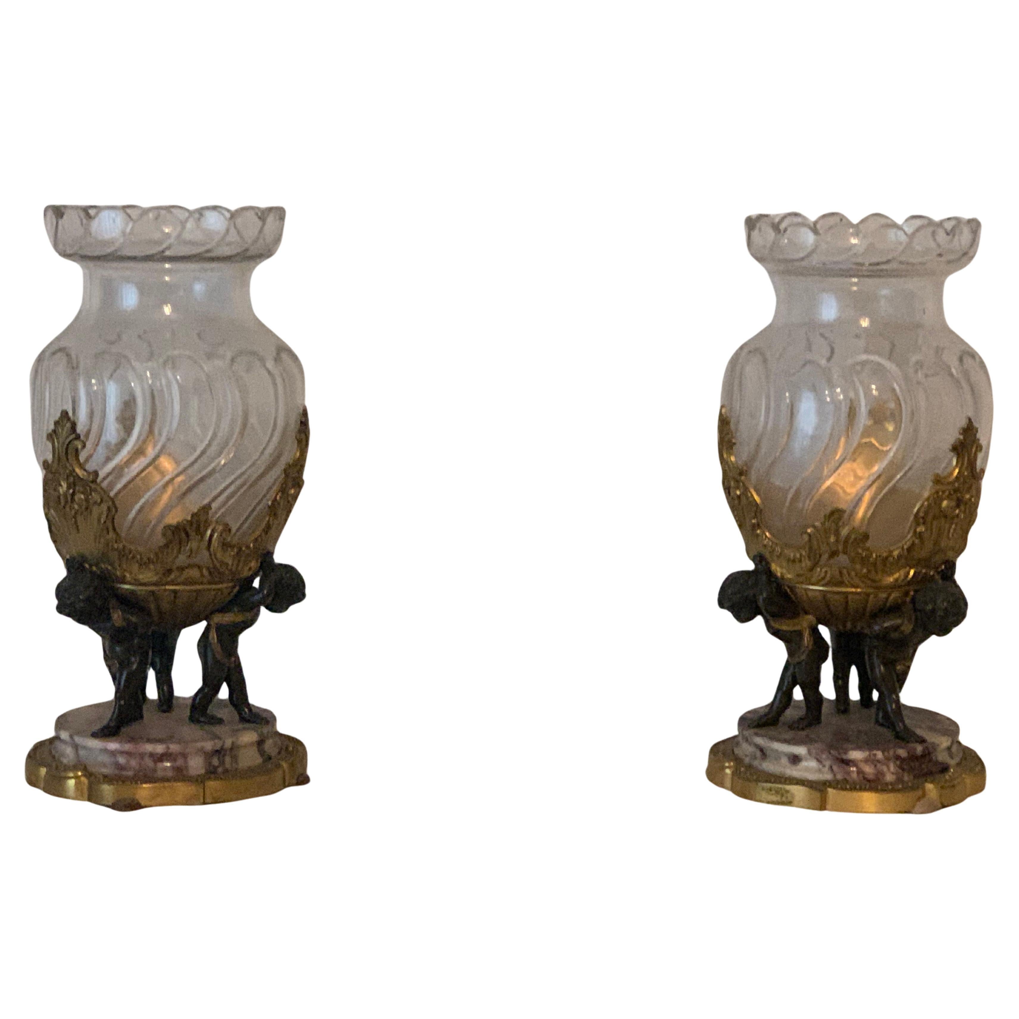  Magnifico  coppia di vasi  cristallo e bronzo in stile Luigi XVI 
Le basi in marmo con cerchio in bronzo sorreggono tre amori drappeggiati in bronzo patinato che sono sormontati da  qualità molto elevata  I cristalli sono molto rari in questa