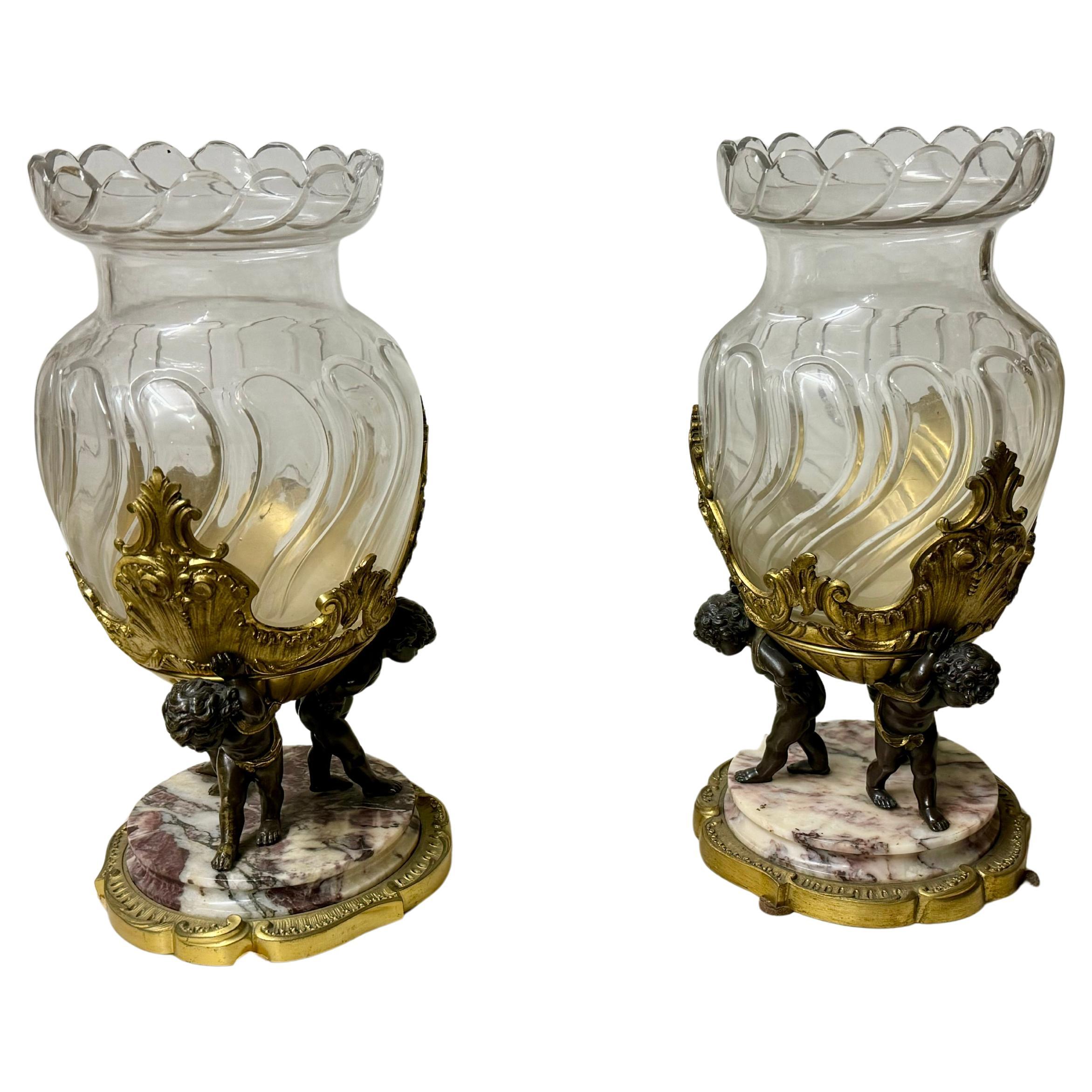 Magnifica coppia di vasi in  cristallo e bronzo con cherubino