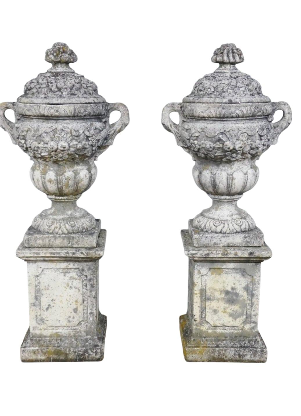 Magnifique paire de vases sur piédestaux en vente 6
