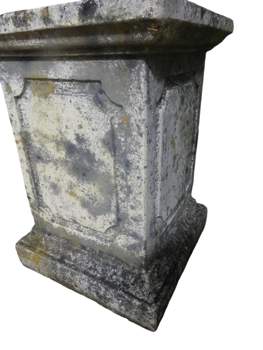 Milieu du XXe siècle Magnifique paire de vases sur piédestaux en vente