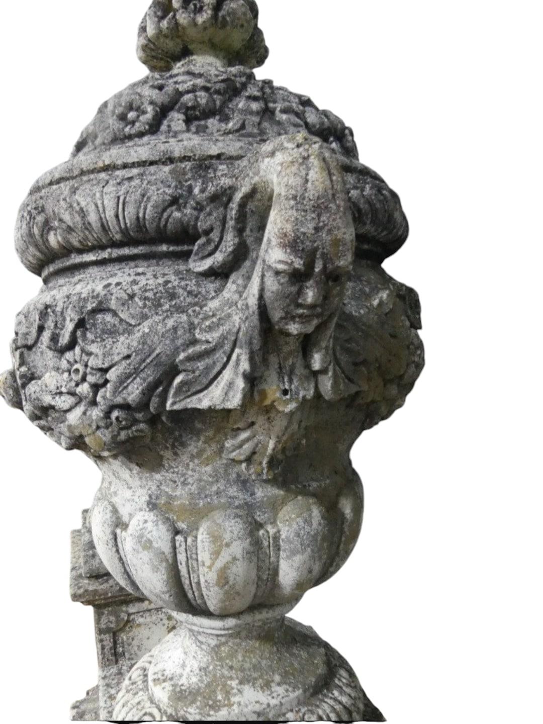 Magnifique paire de vases sur piédestaux en vente 1