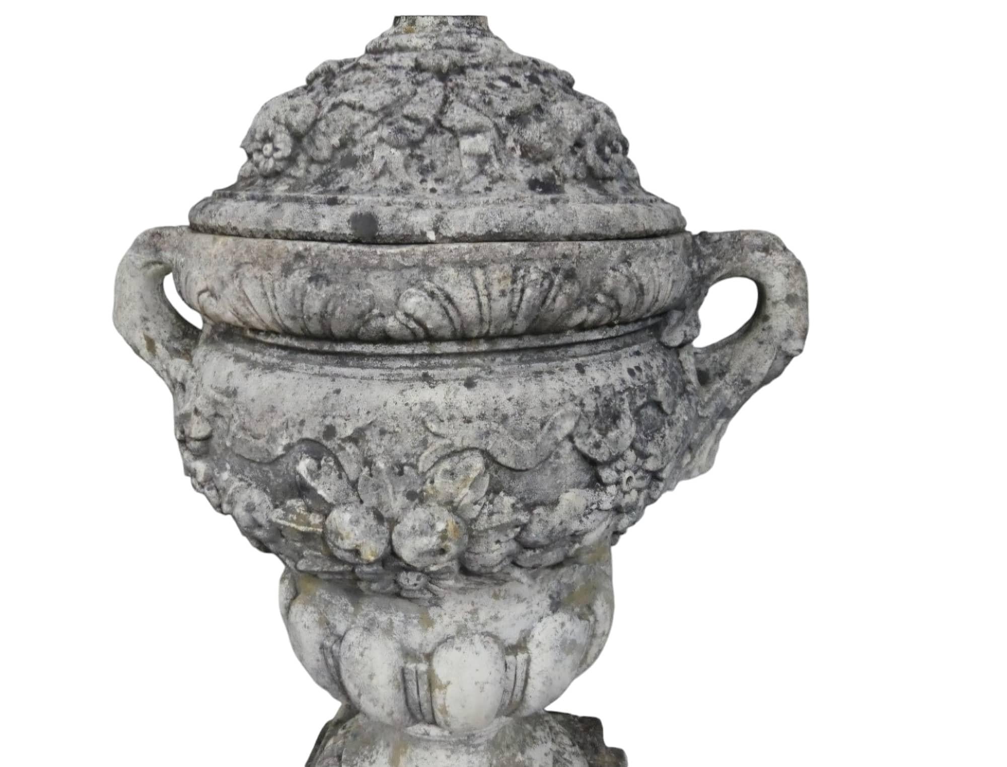 Magnifique paire de vases sur piédestaux en vente 2