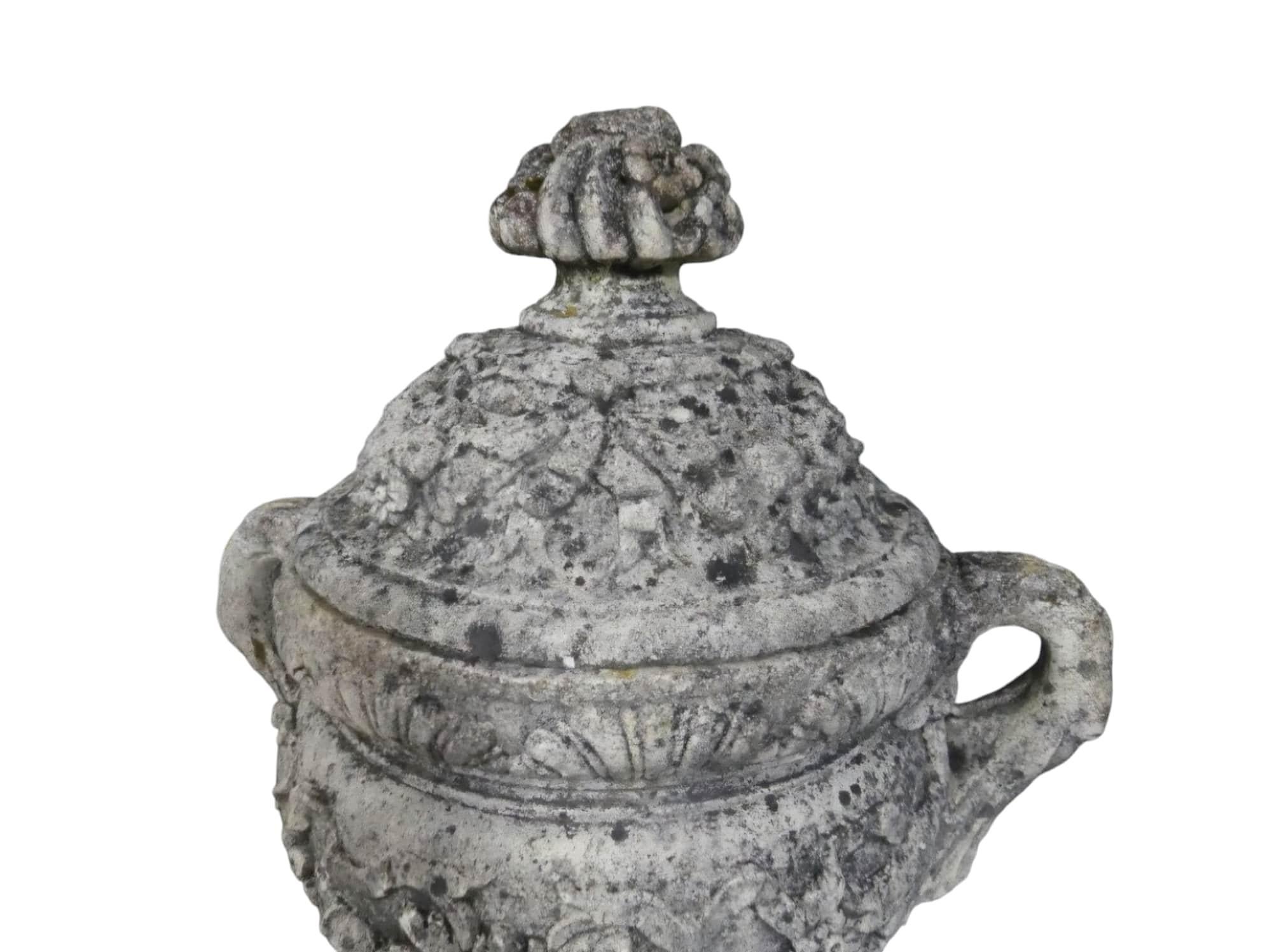 Magnifique paire de vases sur piédestaux en vente 3
