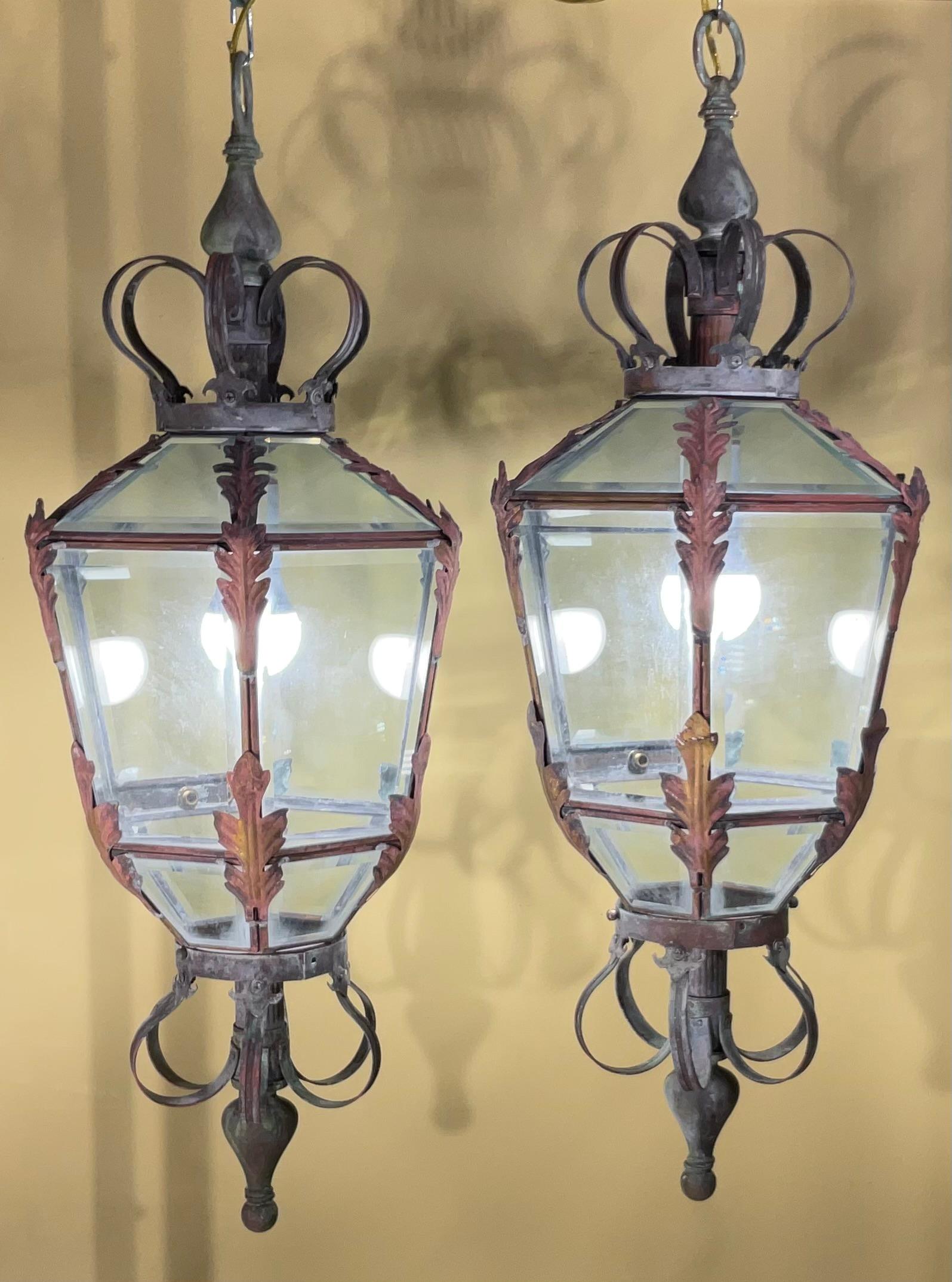 

Vuoi aggiungere un tocco di fascino vintage e di raffinatezza alla tua casa o al tuo spazio esterno? Non cercare oltre questa splendida coppia di lanterne sospese in ottone vintage! Questi splendidi apparecchi cattureranno sicuramente l'attenzione