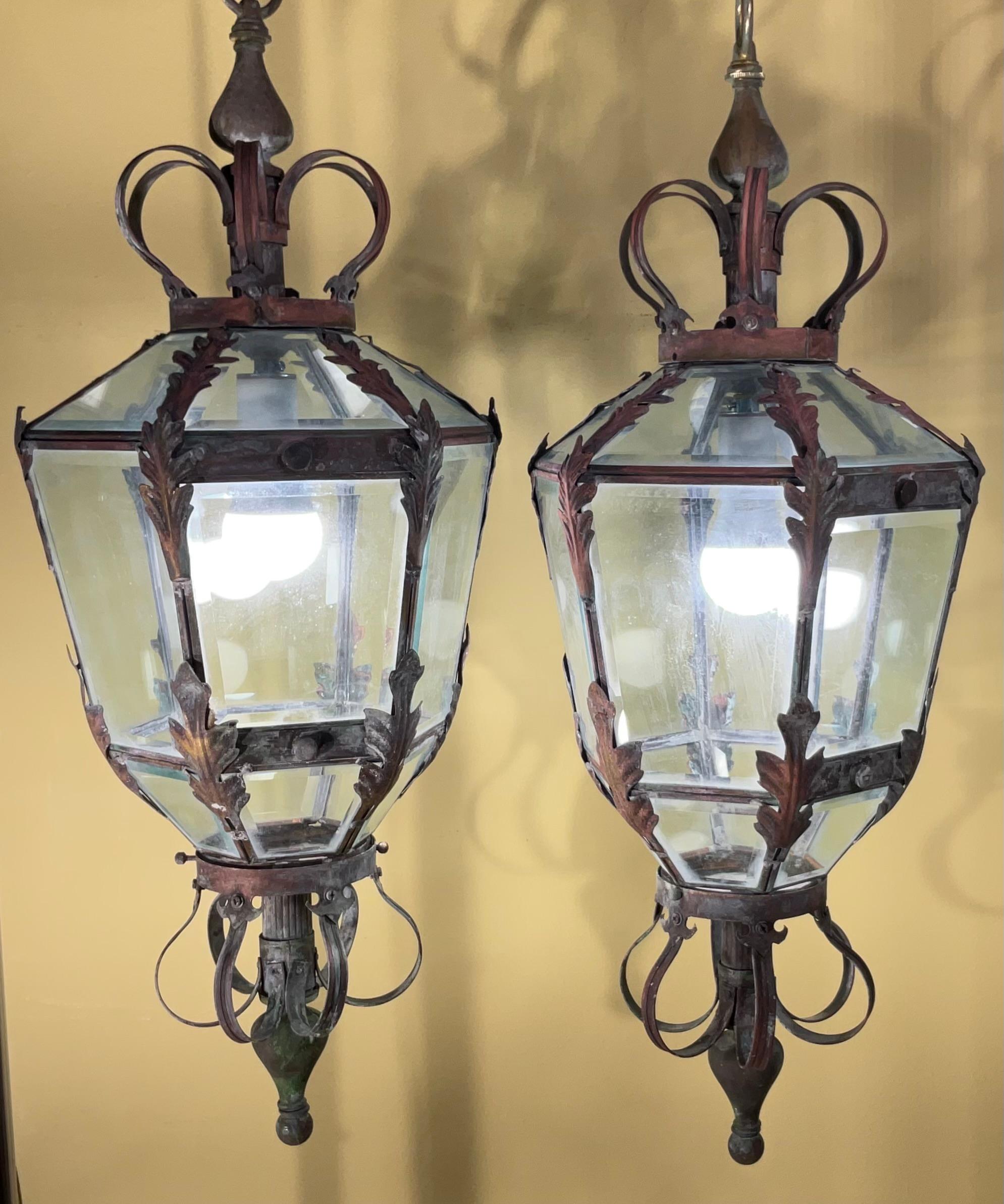 Magnifica coppia di lanterne in ottone d'epoca - Aggiungi un tocco senza tempo In condizioni buone in vendita a Delray Beach, FL