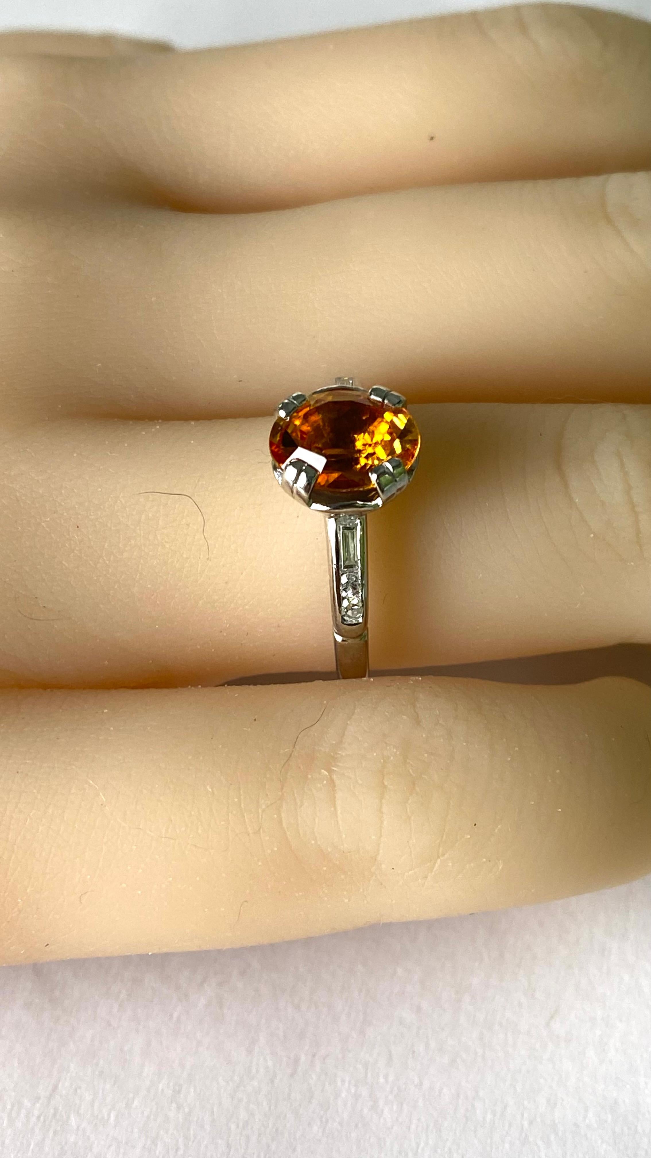Magnificent Platinum 1.5 Carat Cushion Rare Orange sapphire Vintage Diamond Ring In Good Condition For Sale In New York, NY