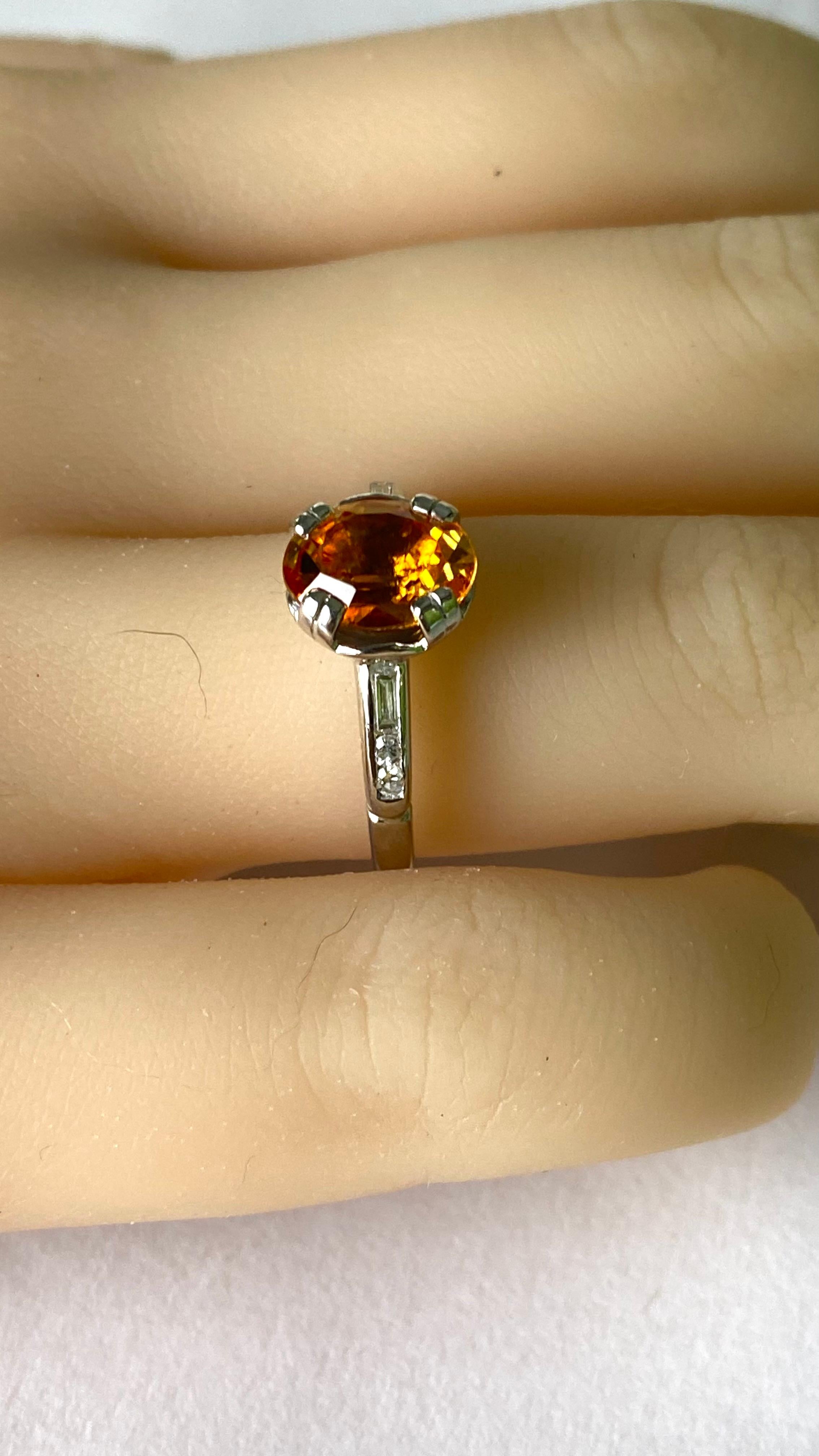 Magnificent Platinum 1.5 Carat Cushion Rare Orange sapphire Vintage Diamond Ring For Sale 2