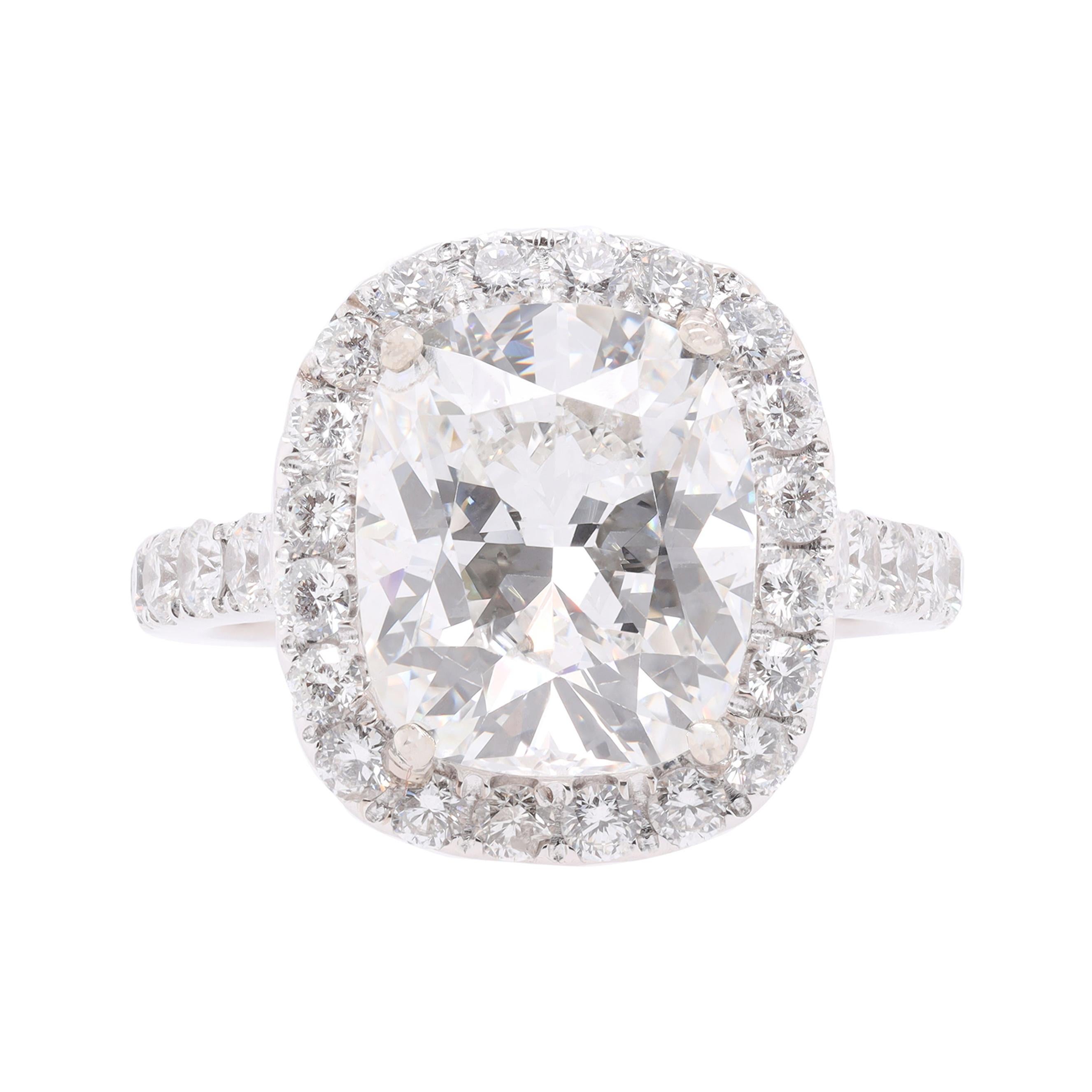 Prächtiger Verlobungsring aus Platin mit Diamanten im Angebot