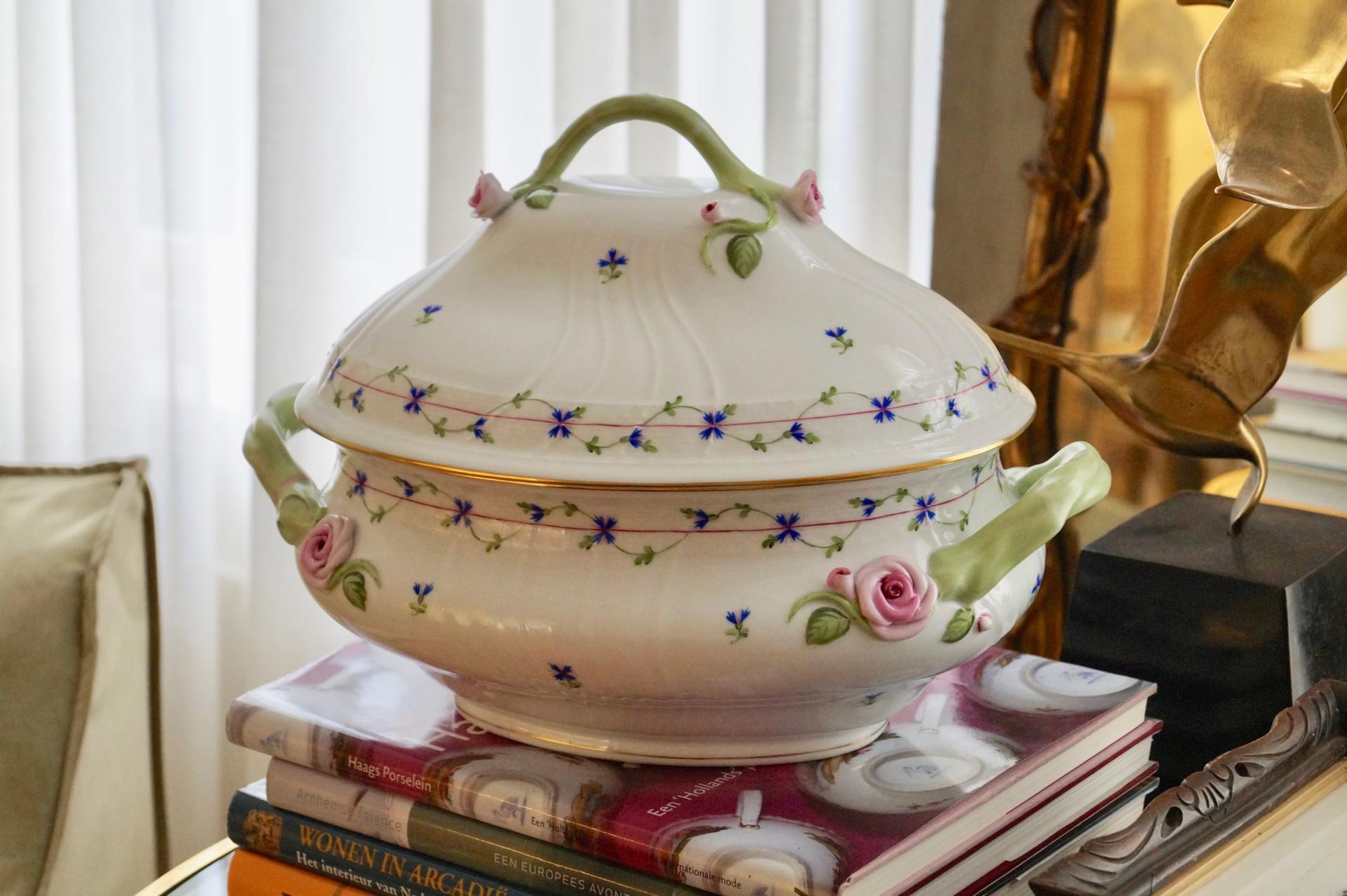 Magnificent beautiful big oval Herend porcelain tureen. Handpainted with pattern 