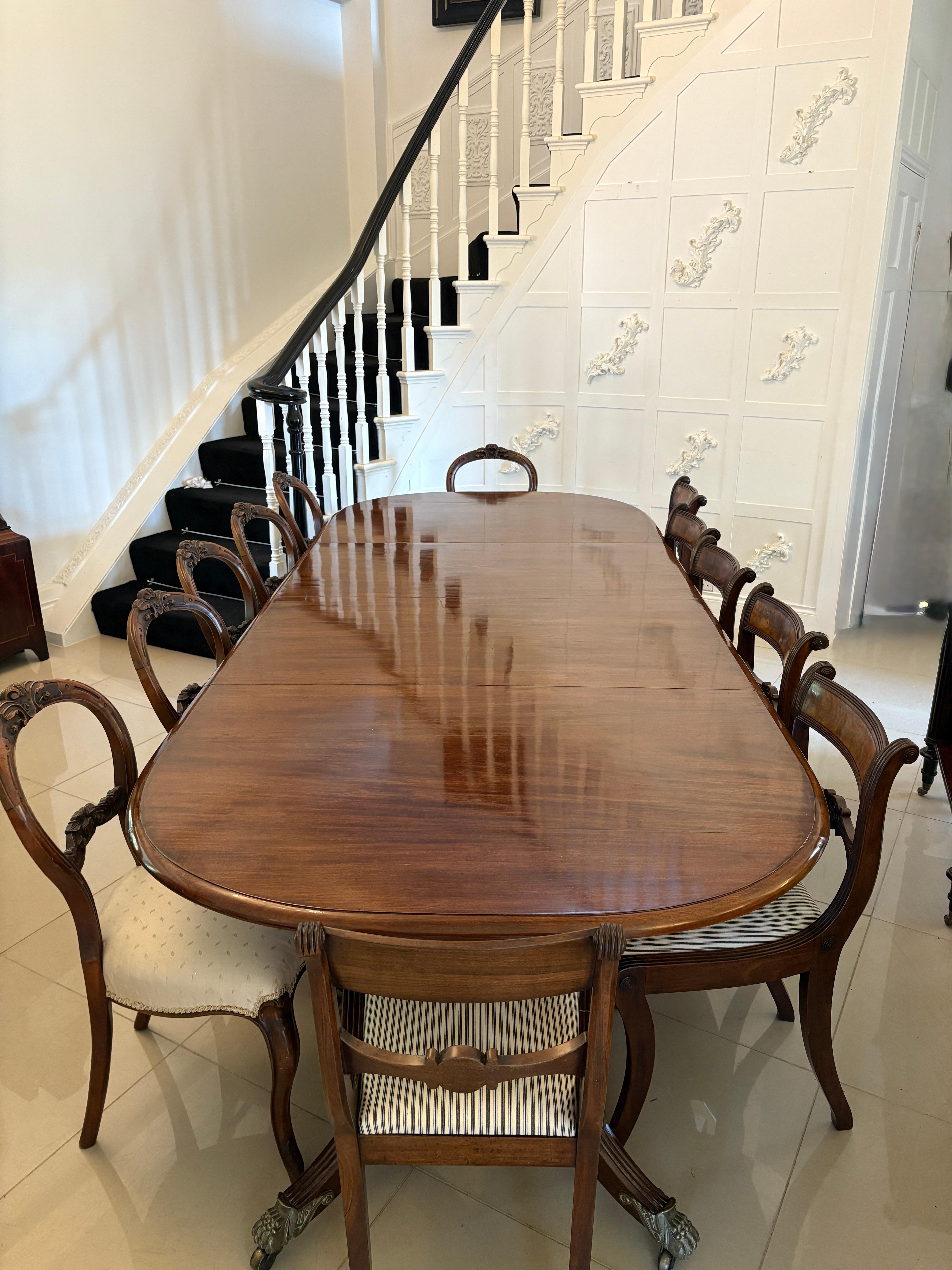 Table de salle à manger à trois piliers en acajou figuré de qualité exceptionnelle, 16 places, de style régence, avec un plateau en acajou figuré de qualité exceptionnelle à bord mouluré reposant sur de magnifiques colonnes tournées reposant sur 4