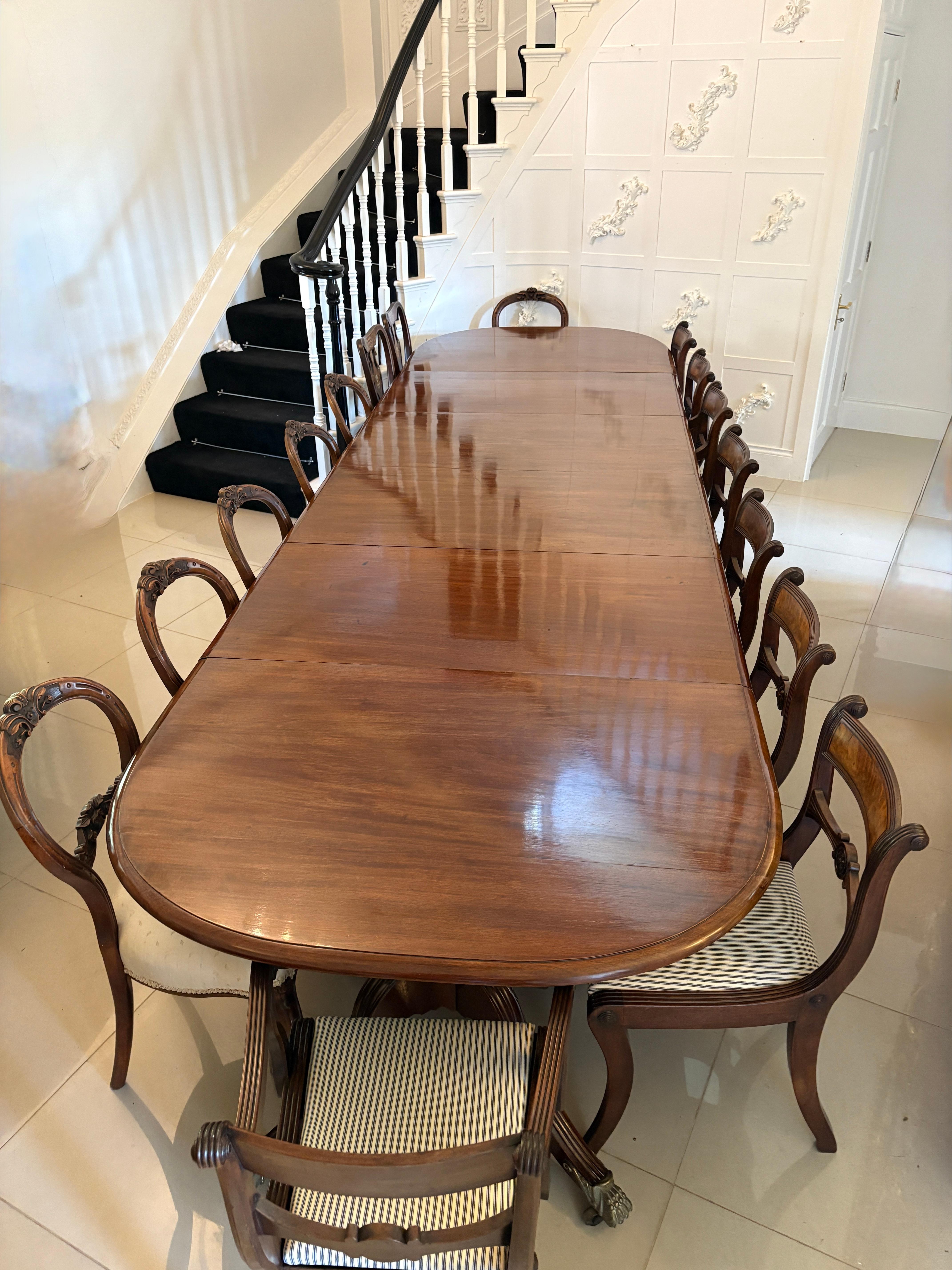XIXe siècle Magnifique table de salle à manger ancienne 16 places en acajou figuré 3 Pilar en vente