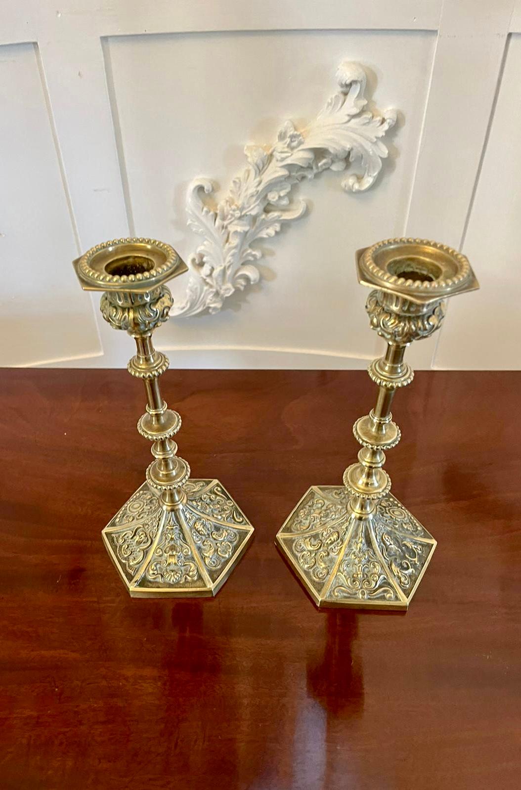 Outstanding quality 19th century antique French cast-brass desk set with a very attractive inkstand having twin inkwells and a beautiful pierced gallery. It has a rectangular pierced pen tray and a pair of ornate candlesticks.

A very decorative