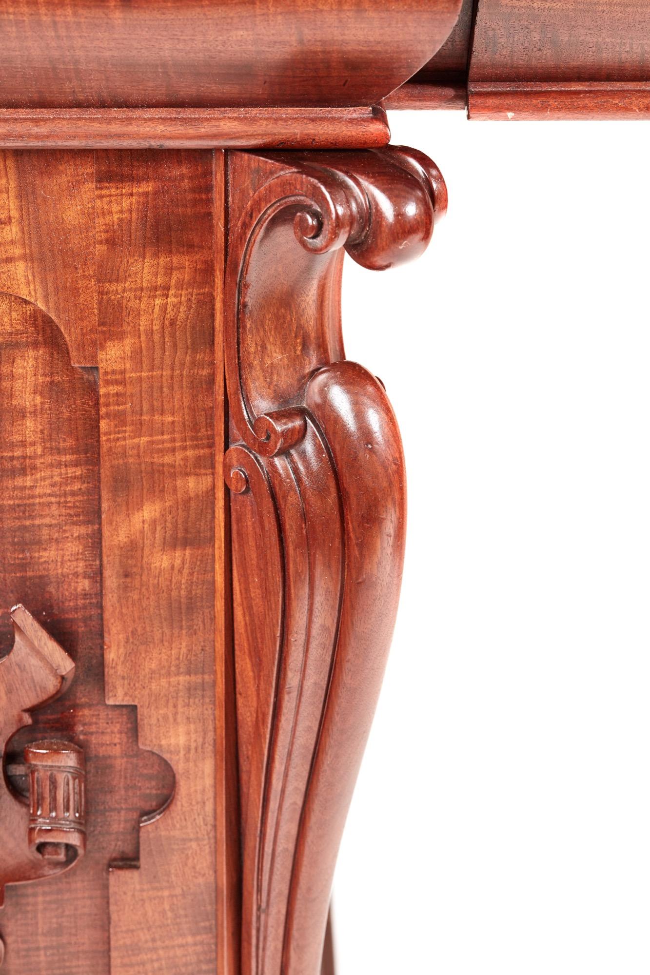 Antikes Sideboard aus geschnitztem Mahagoni von William IV. in prächtiger Qualität (Viktorianisch) im Angebot