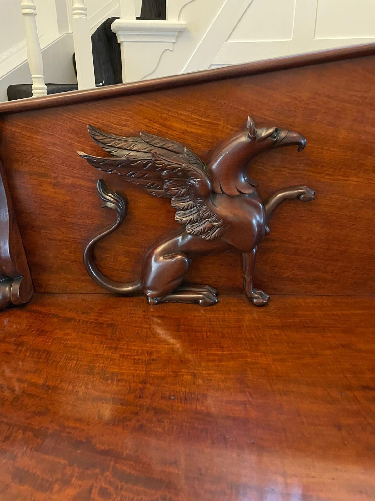 Prächtiges antikes William IV.-Sideboard aus geschnitztem Mahagoni von prächtiger Qualität (19. Jahrhundert) im Angebot