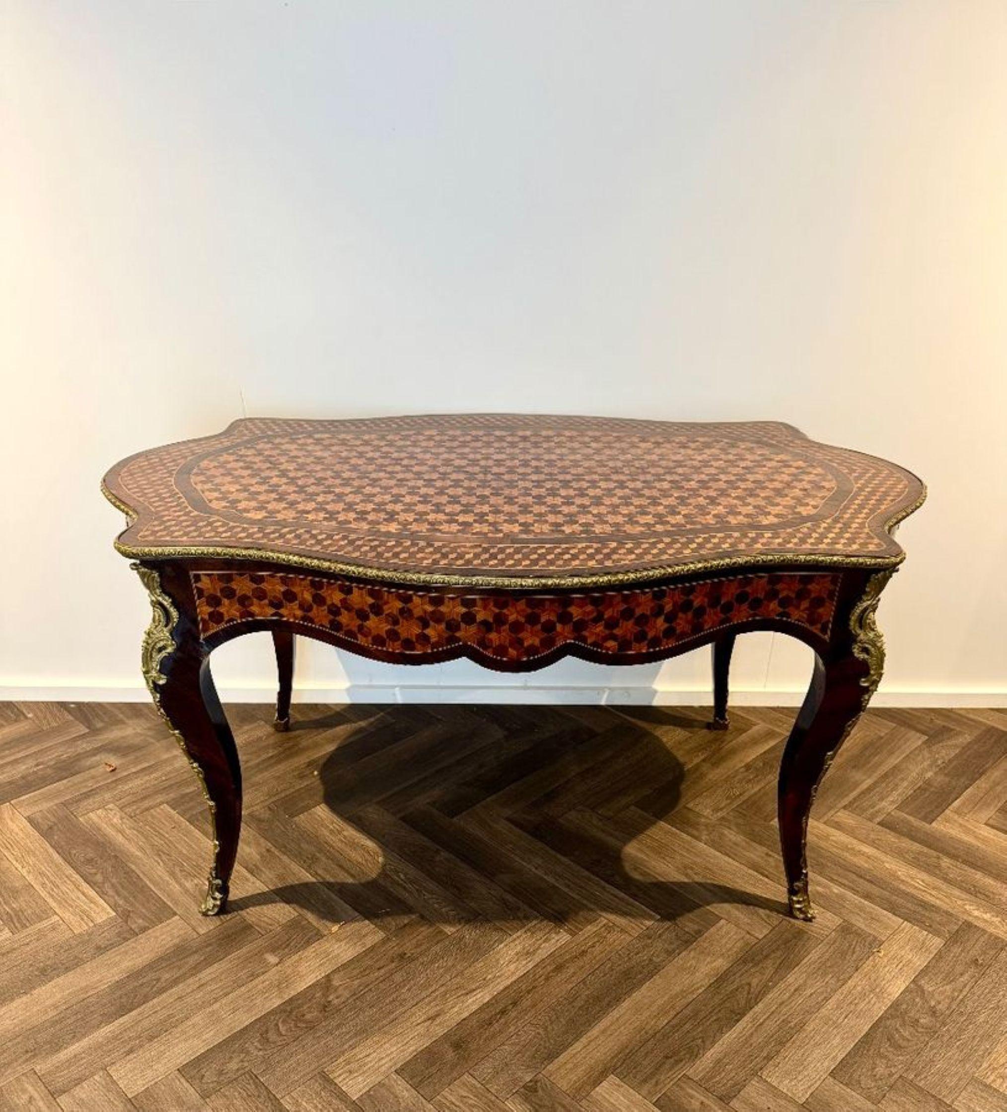 Magnifico tavolo da centro di qualità in palissandro antico francese e intarsiato in parquet, con un piano ovale di qualità eccezionale con splendidi intarsi in parquet con un bordo in ormolu che delinea il piano sagomato, i dettagli in parquet