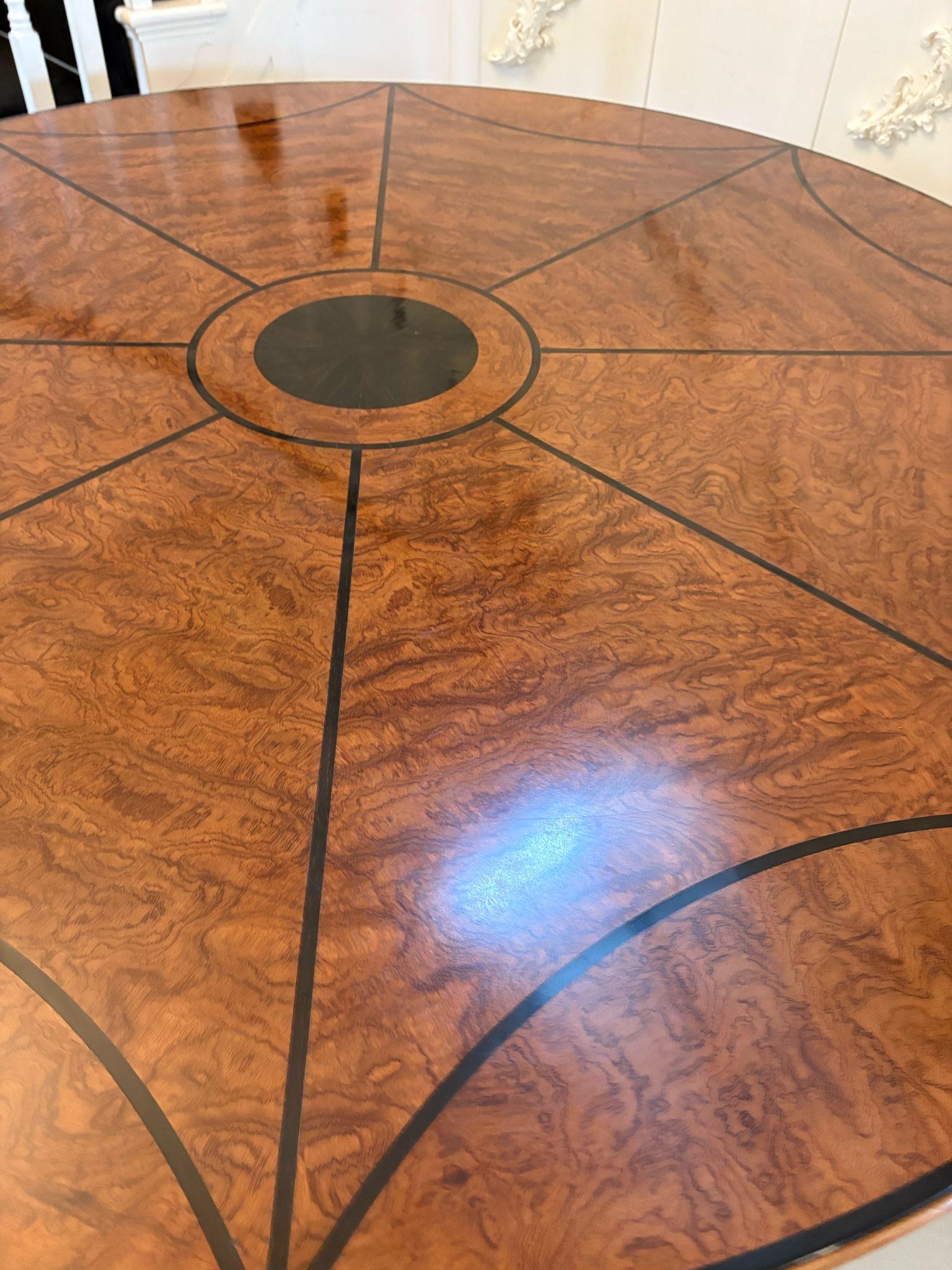 Grande table de salle à manger ronde ancienne incrustée d'ébène et de chêne de grande qualité en vente 3